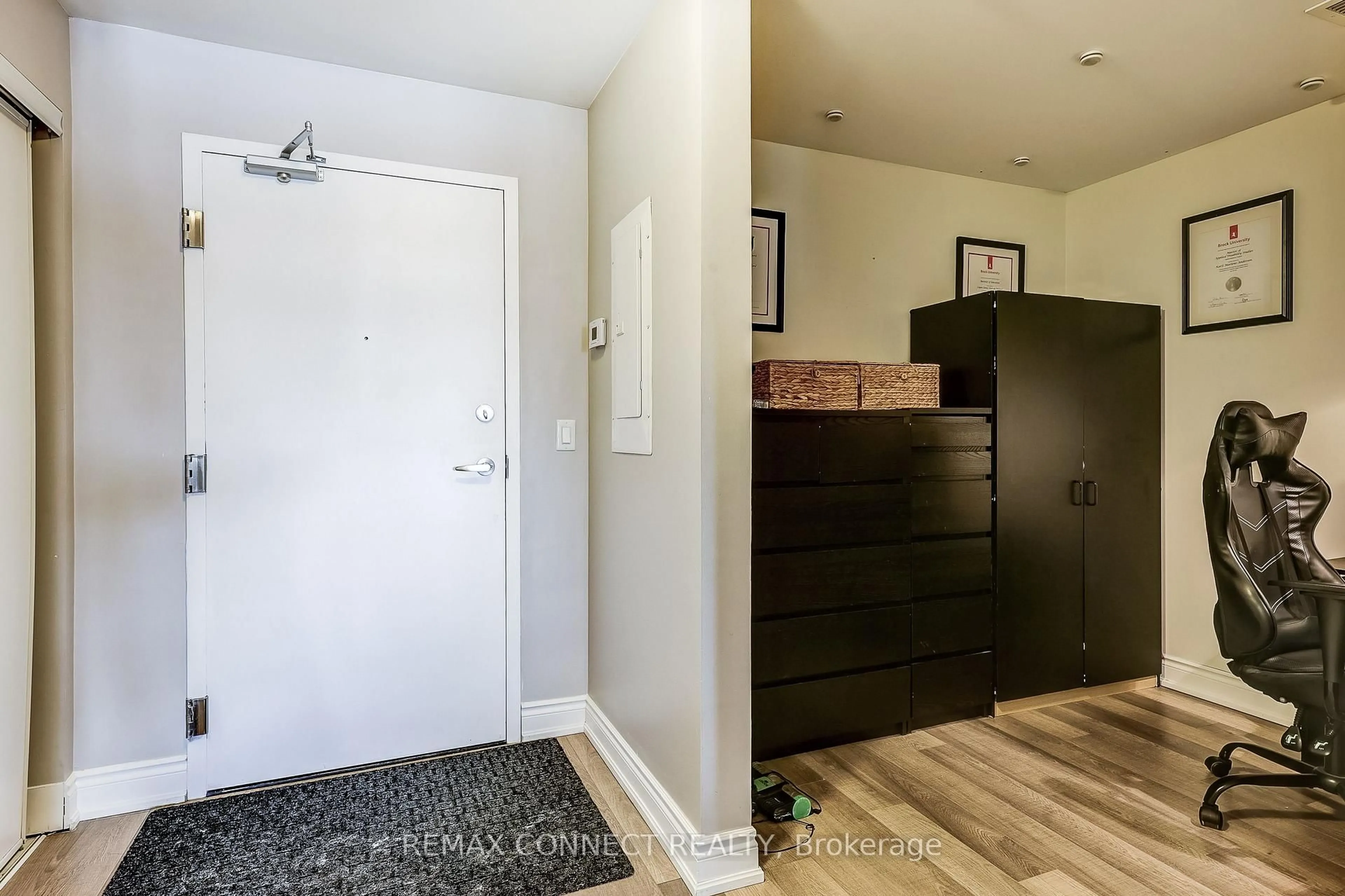 Indoor entryway for 21 Brookhouse Dr #420, Clarington Ontario L1B 0B4