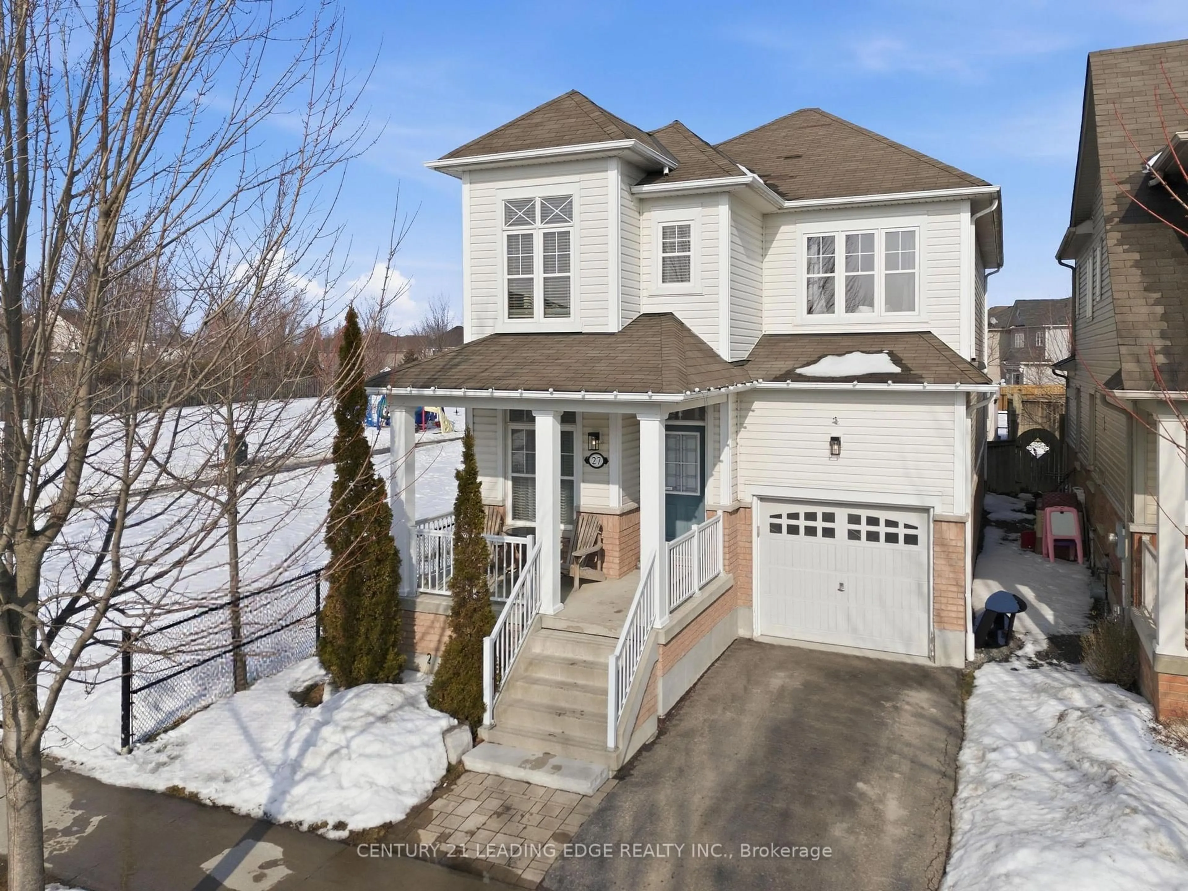 A pic from outside/outdoor area/front of a property/back of a property/a pic from drone, street for 27 Majestic St, Whitby Ontario L1N 0H3