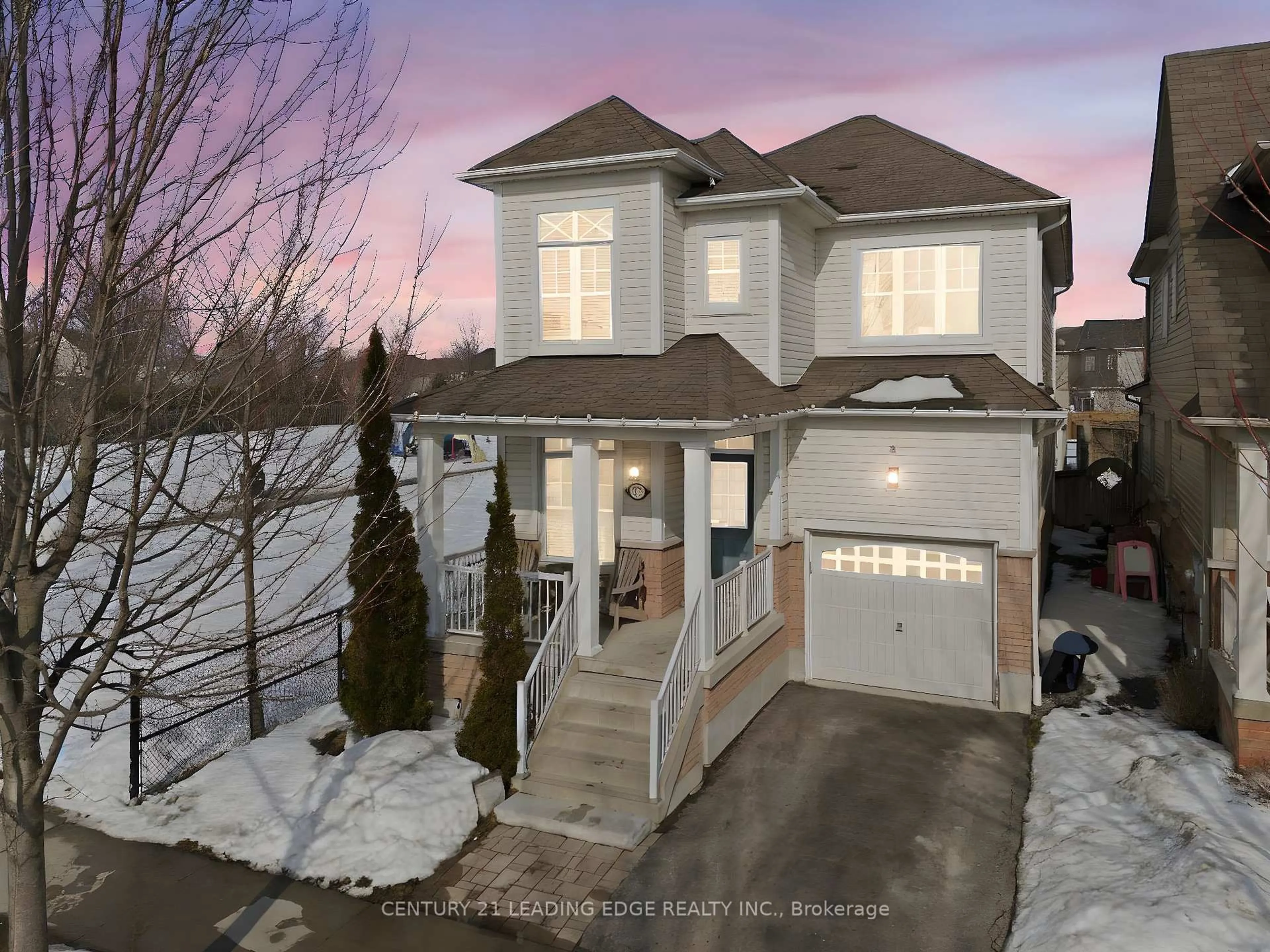 A pic from outside/outdoor area/front of a property/back of a property/a pic from drone, street for 27 Majestic St, Whitby Ontario L1N 0H3