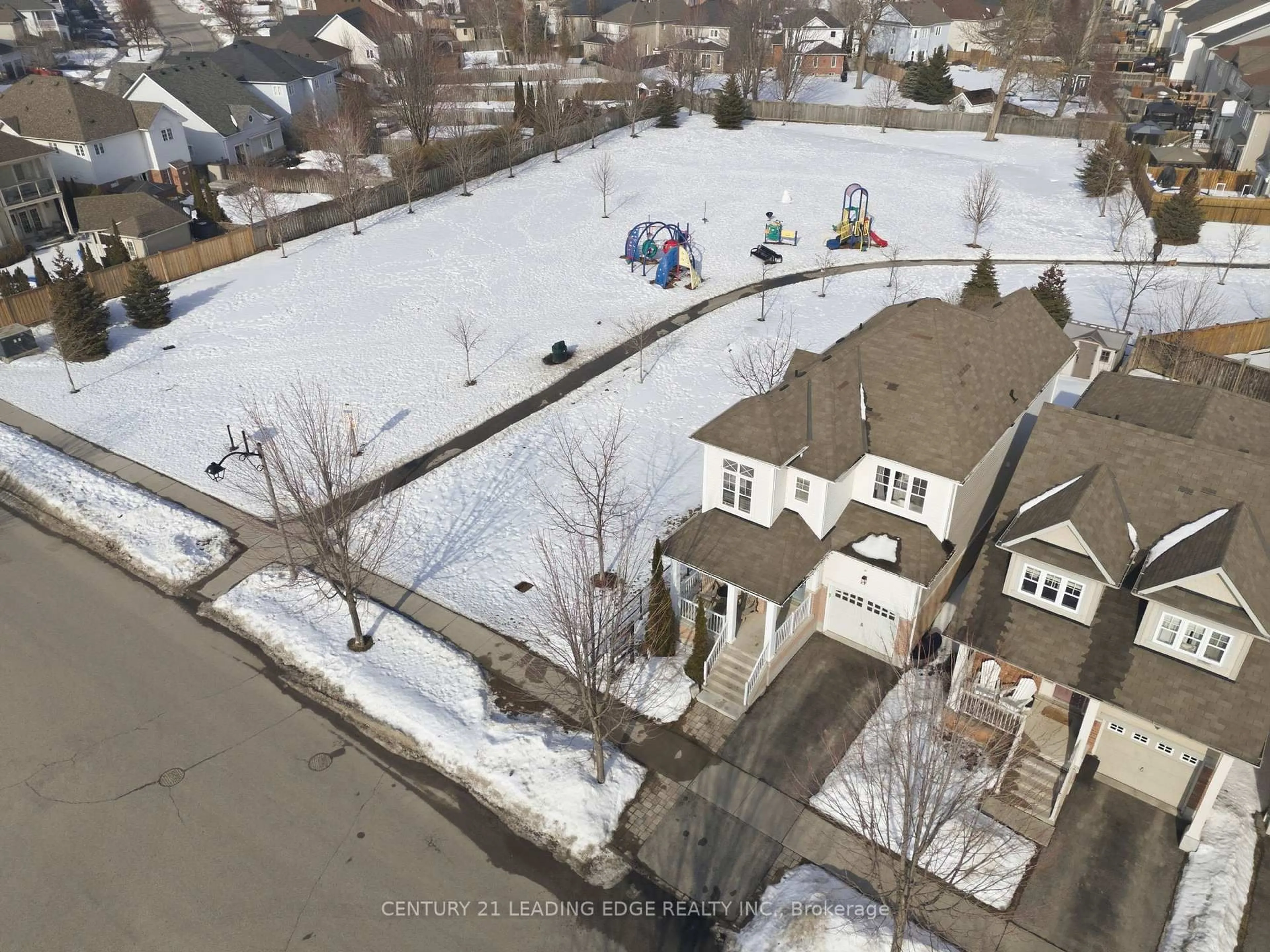 A pic from outside/outdoor area/front of a property/back of a property/a pic from drone, unknown for 27 Majestic St, Whitby Ontario L1N 0H3