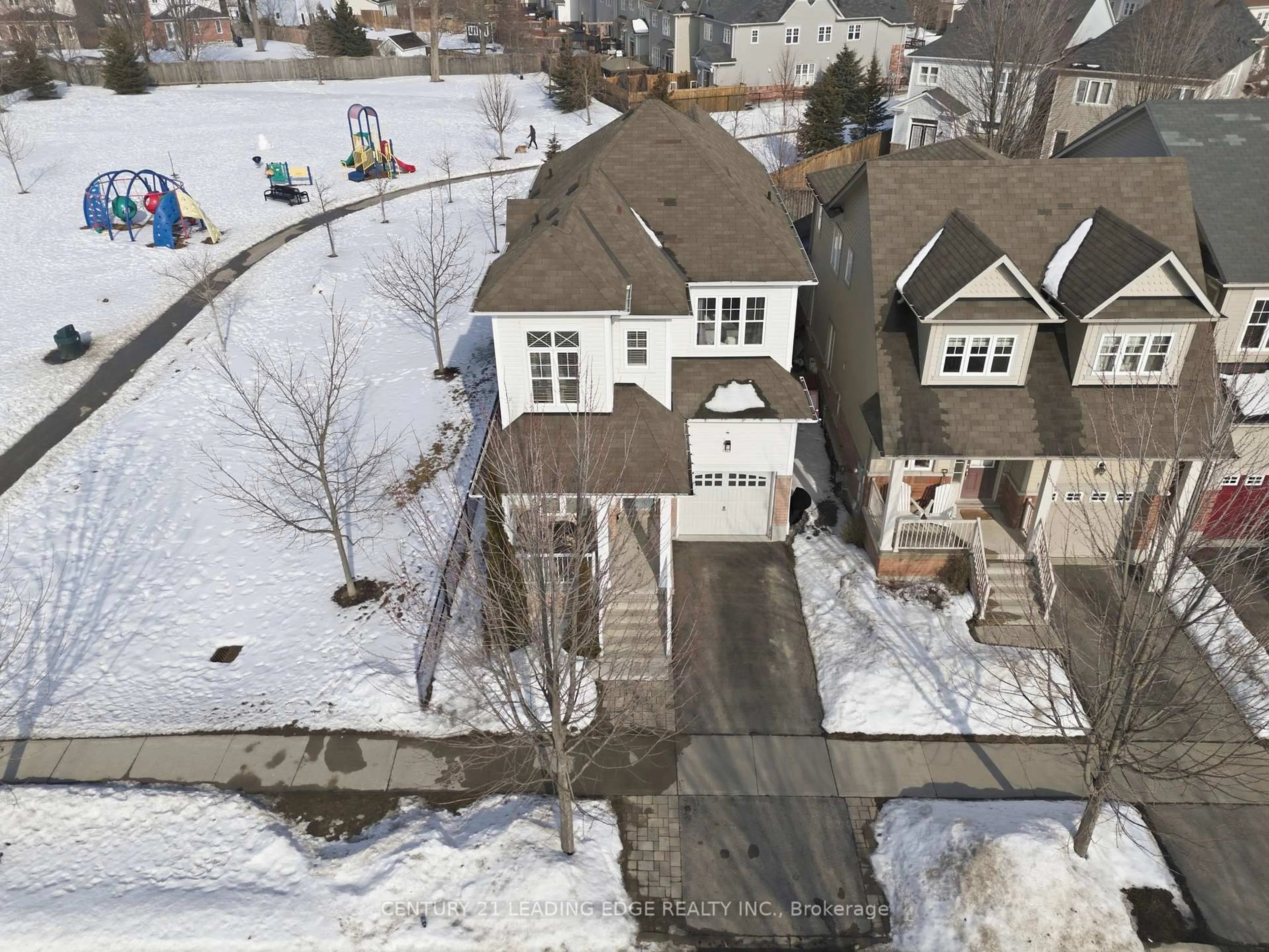 A pic from outside/outdoor area/front of a property/back of a property/a pic from drone, street for 27 Majestic St, Whitby Ontario L1N 0H3
