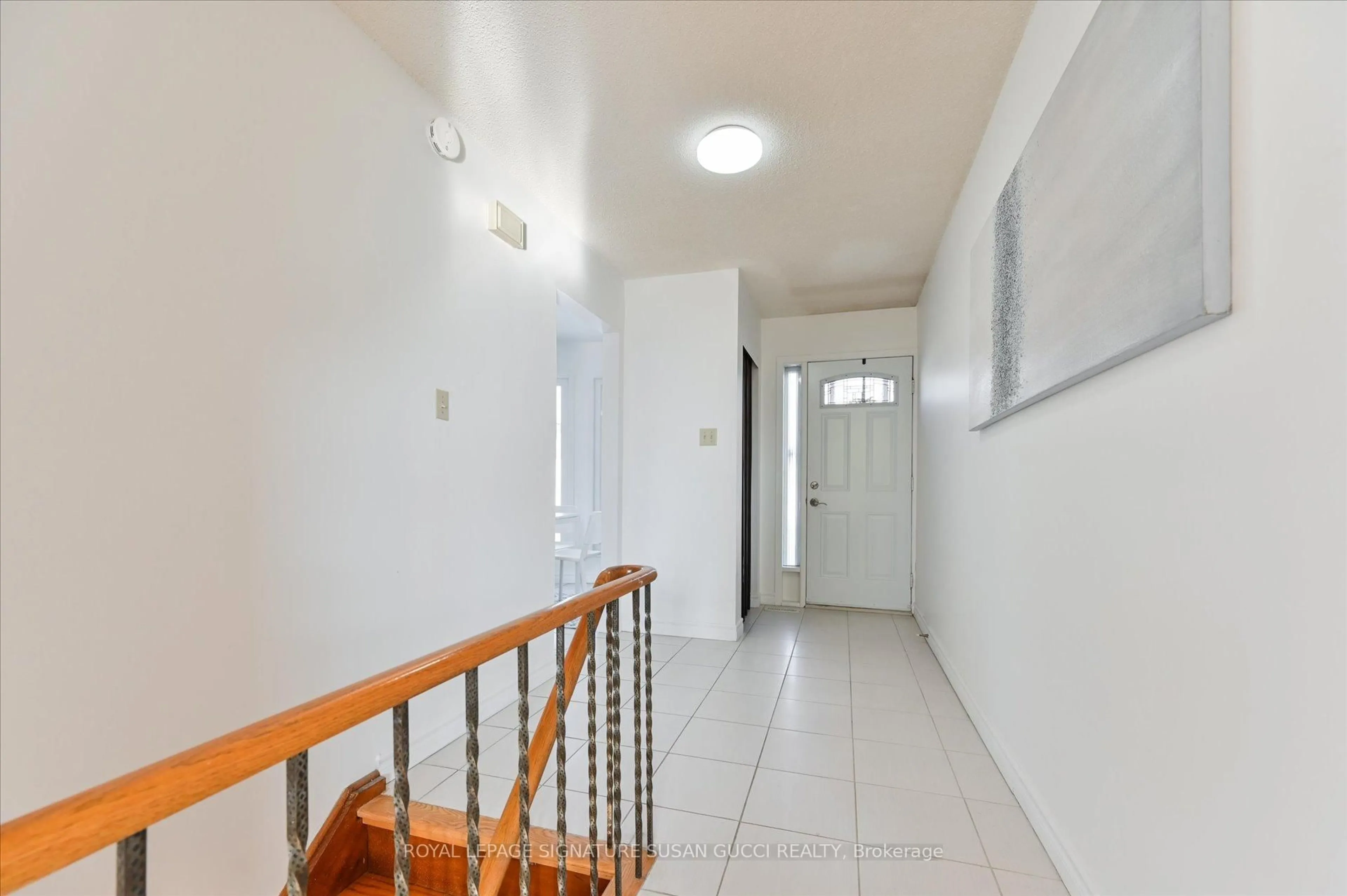 Indoor foyer for 1042 Victoria Park Ave, Toronto Ontario M4B 2K1