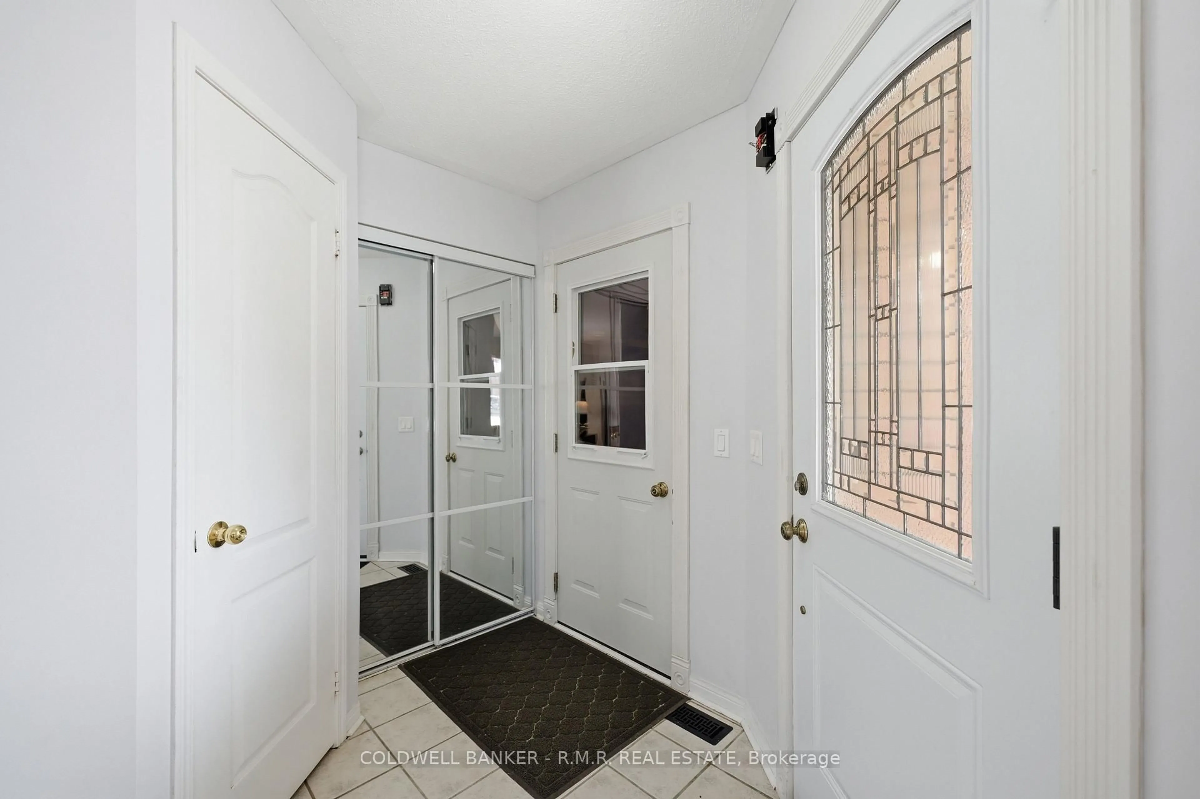 Indoor entryway for 15 Greengrove Way, Whitby Ontario L1R 2N4