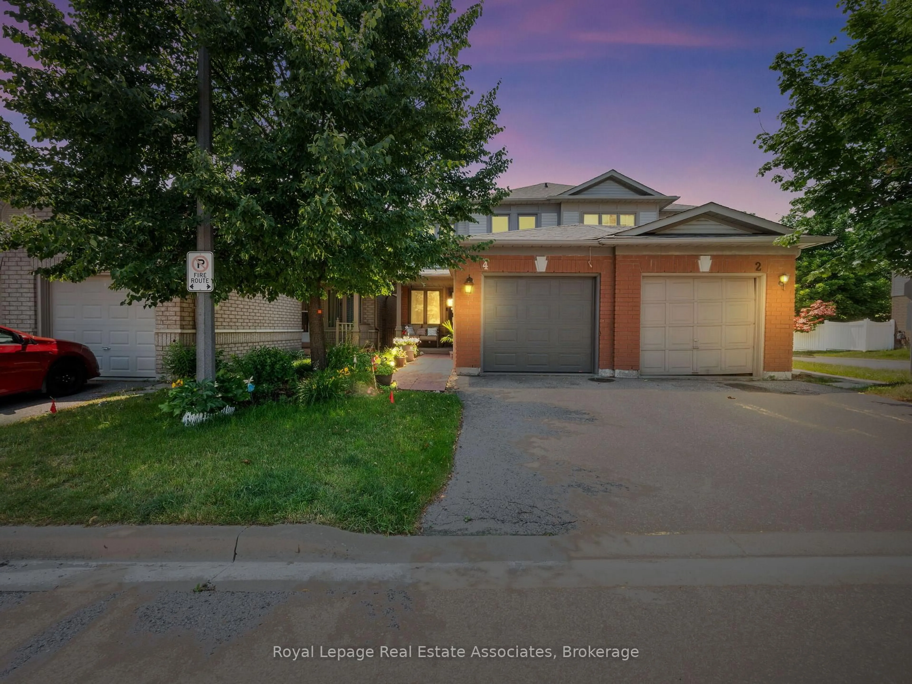 A pic from outside/outdoor area/front of a property/back of a property/a pic from drone, street for 4 Greengrove Way, Whitby Ontario L1R 2N4