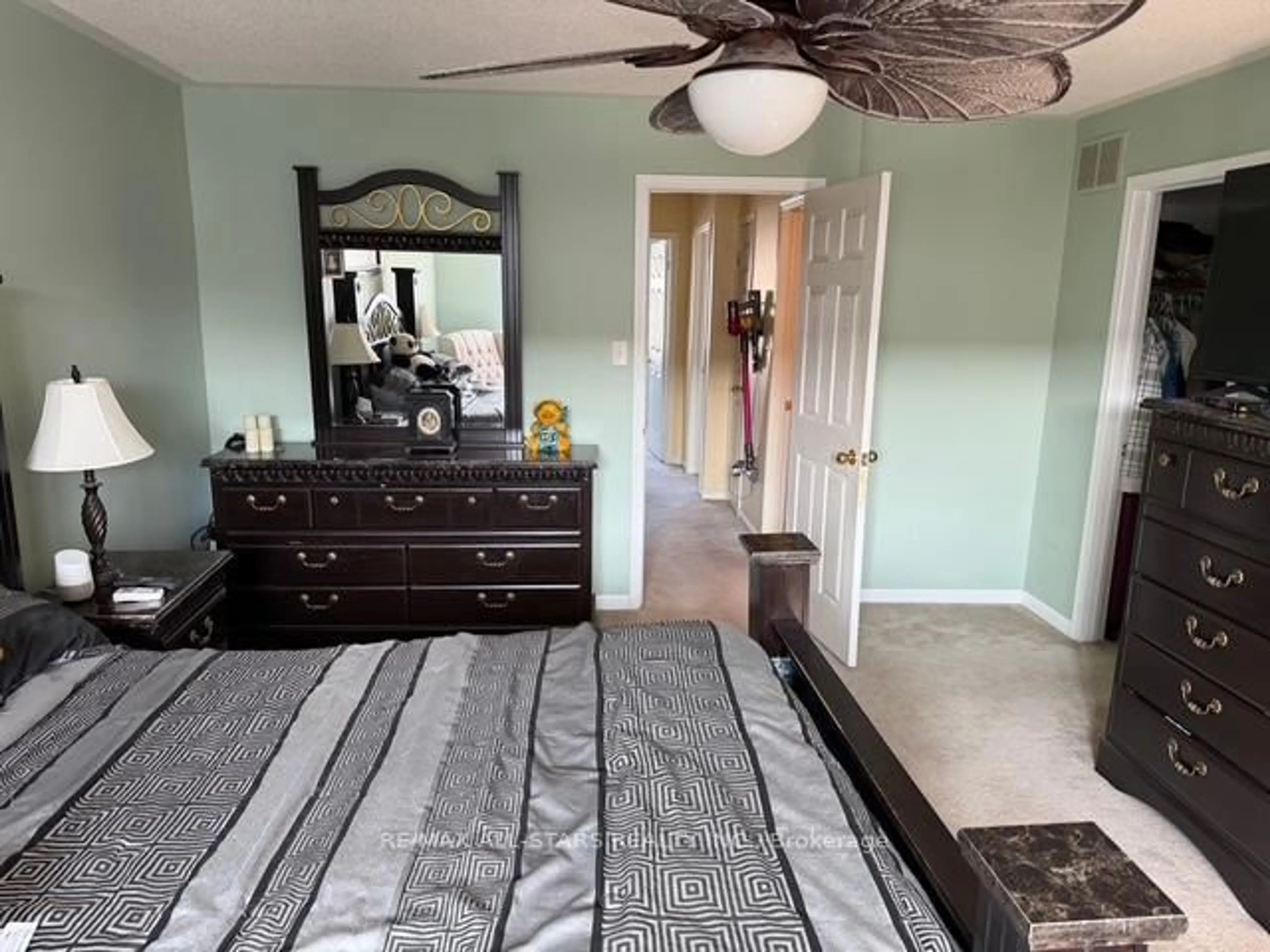 A pic of a room for 44 Toscana Dr, Whitby Ontario L1R 3N6