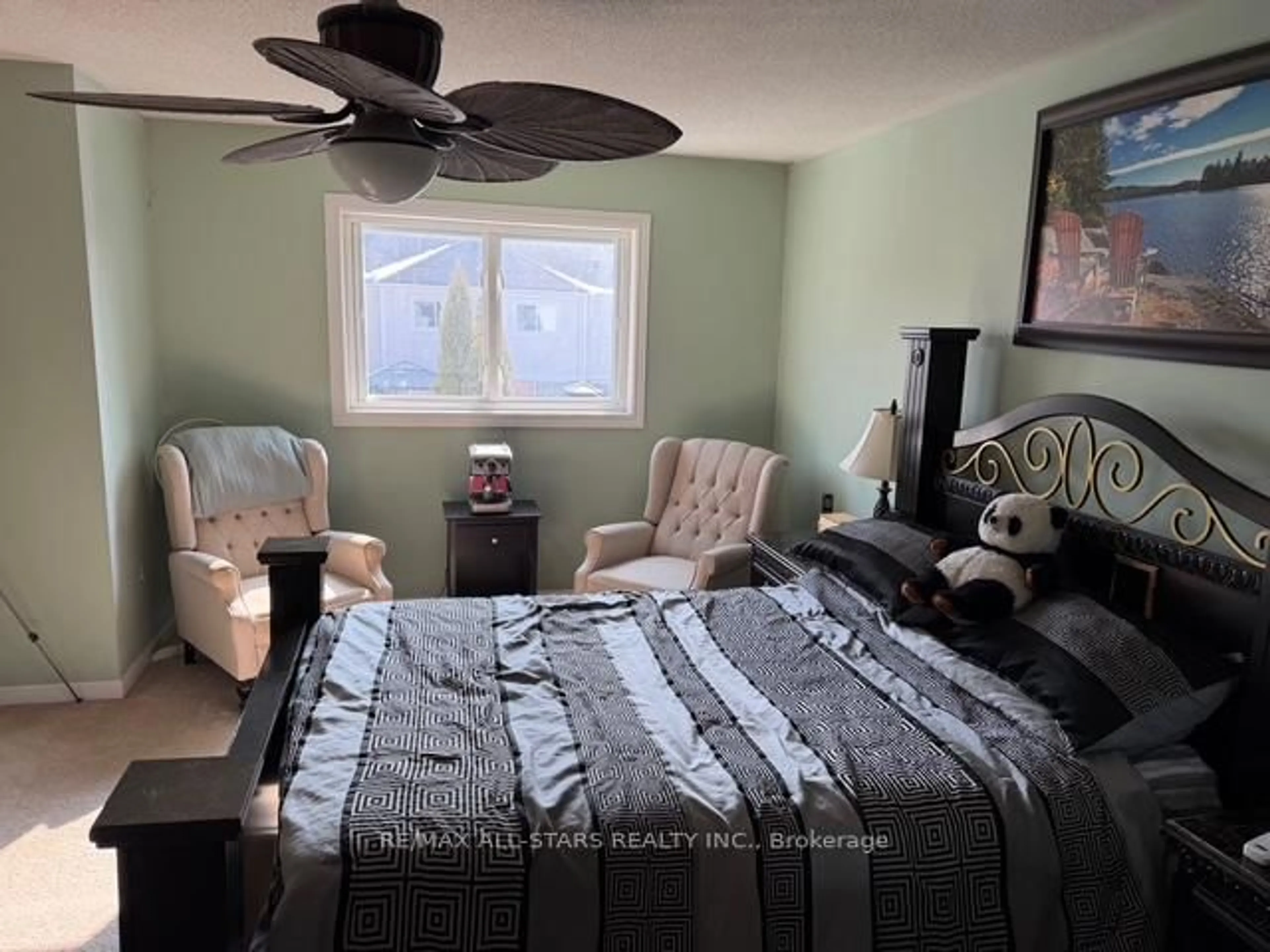 A pic of a room for 44 Toscana Dr, Whitby Ontario L1R 3N6