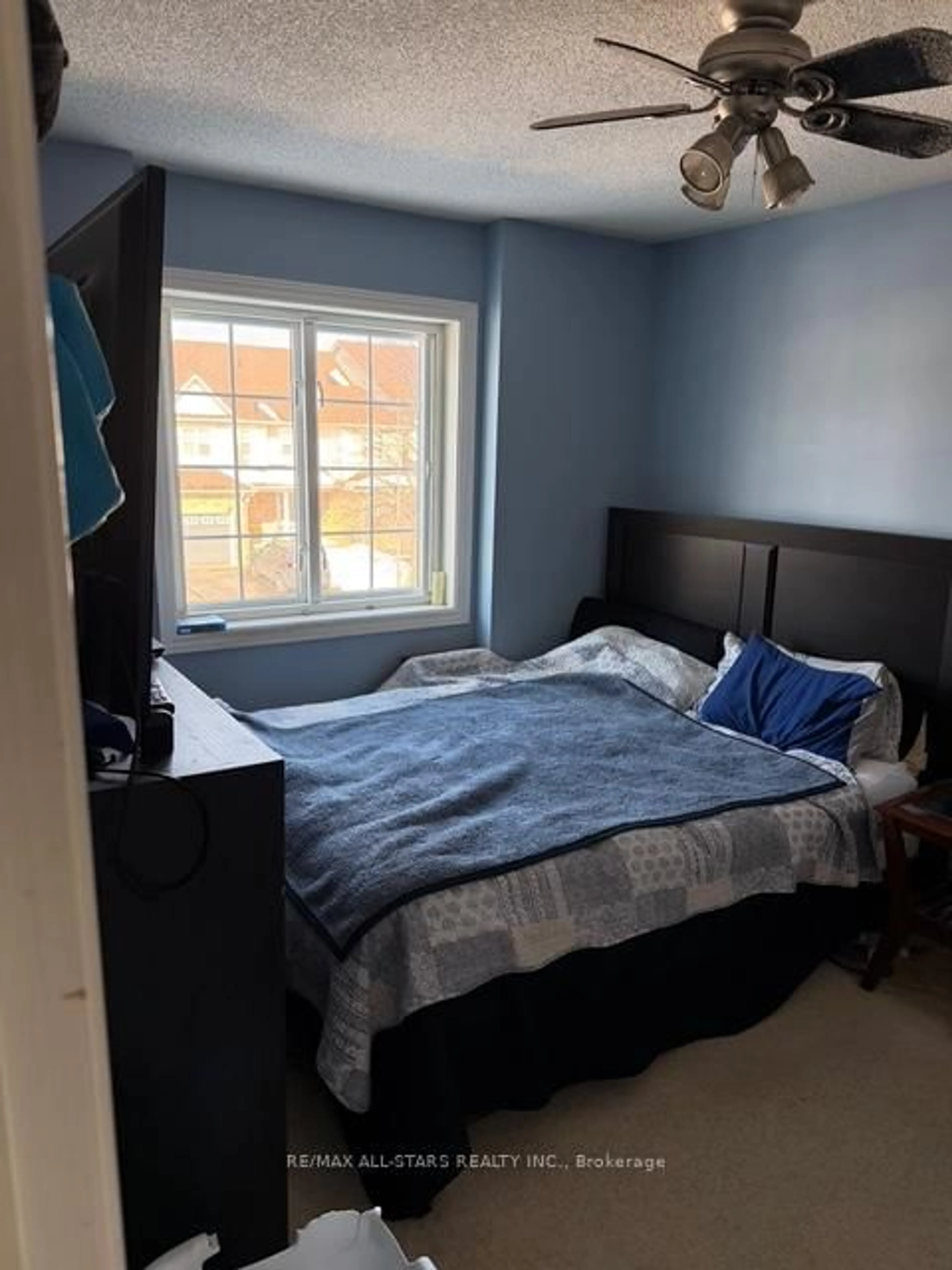 Bedroom with bed, unknown for 44 Toscana Dr, Whitby Ontario L1R 3N6