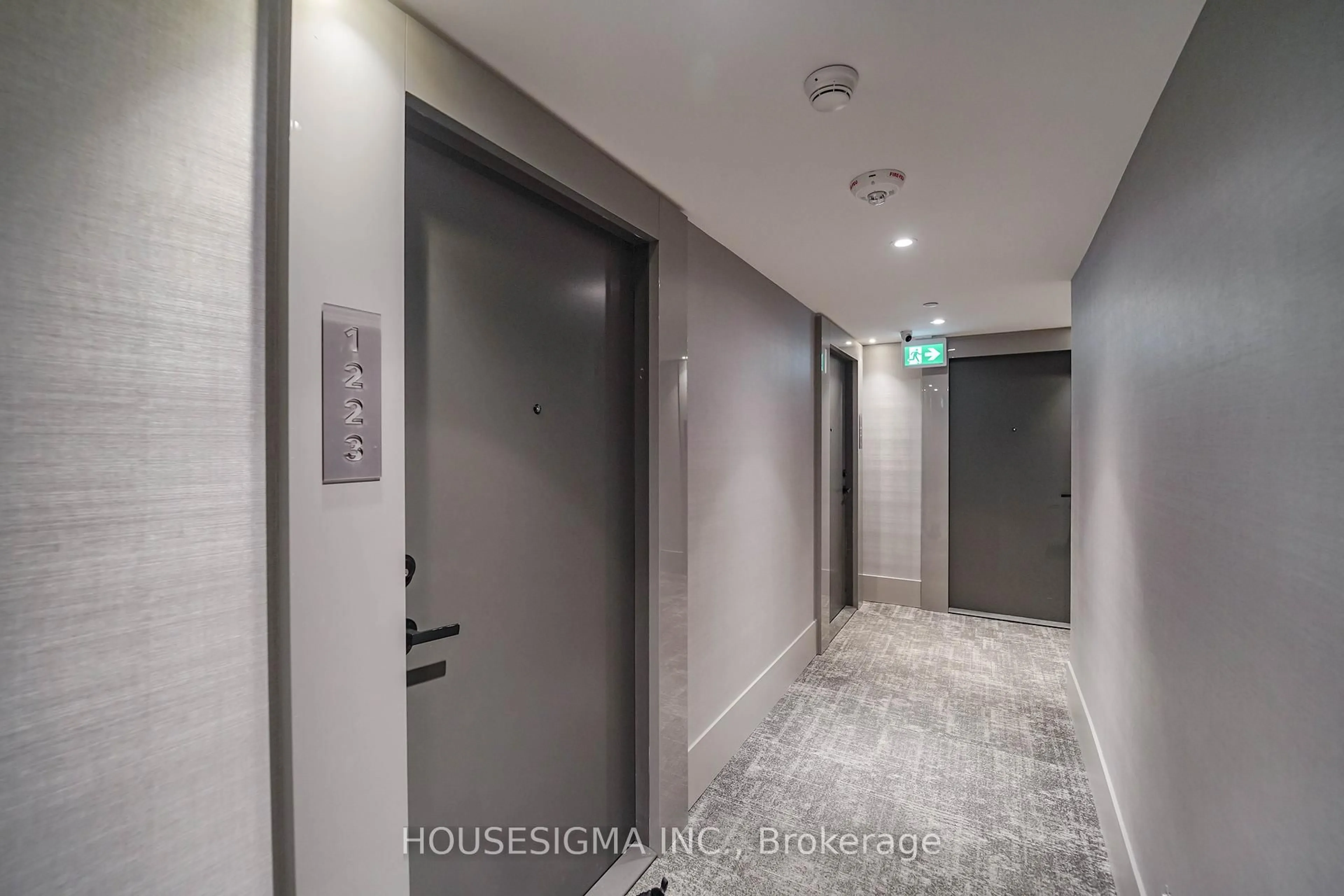 Indoor foyer for 2031 Kennedy Rd #1223, Toronto Ontario M1T 0B8
