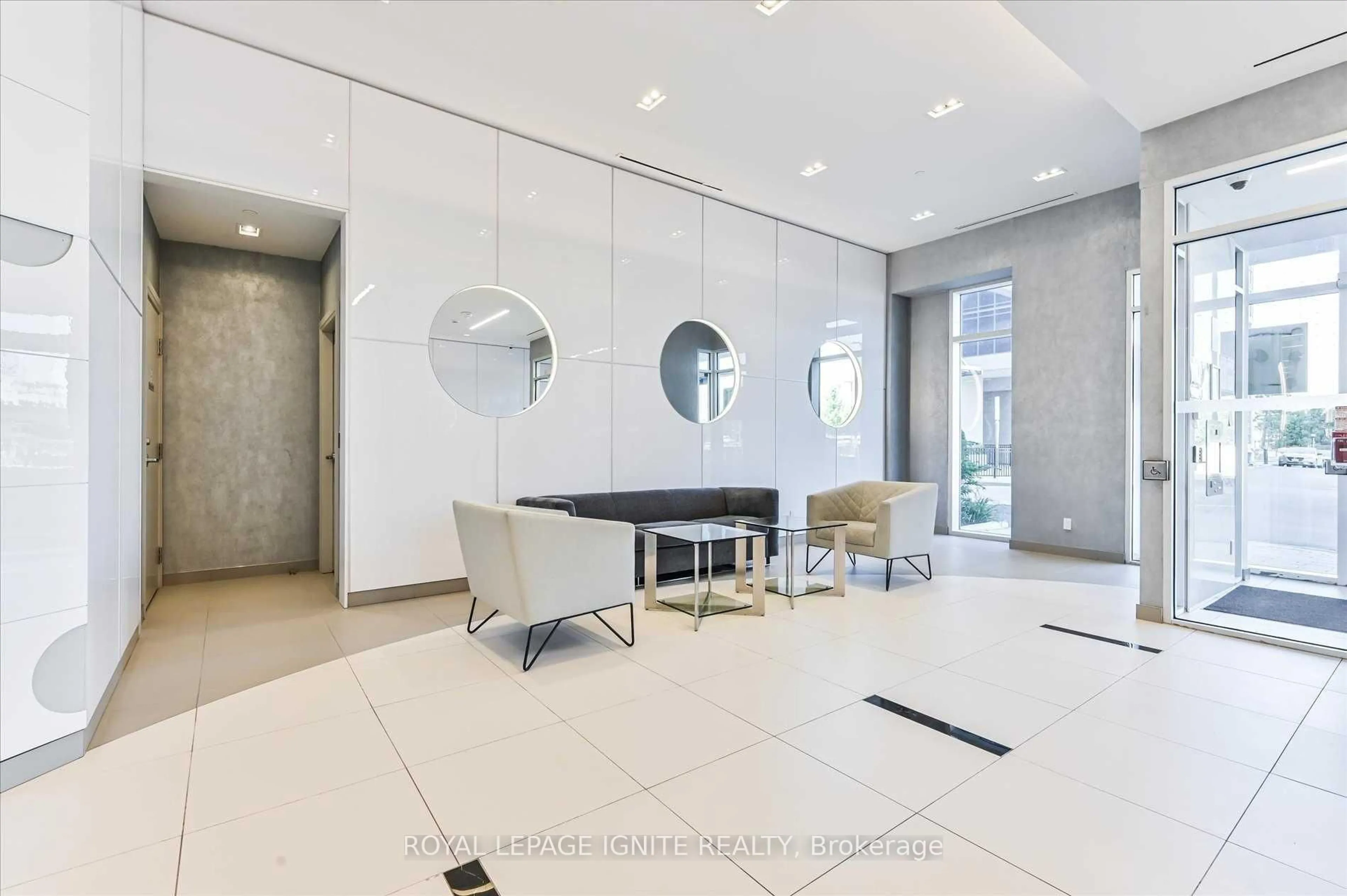 Indoor foyer for 30 Meadowglen Pl #514, Toronto Ontario M1G 0A6