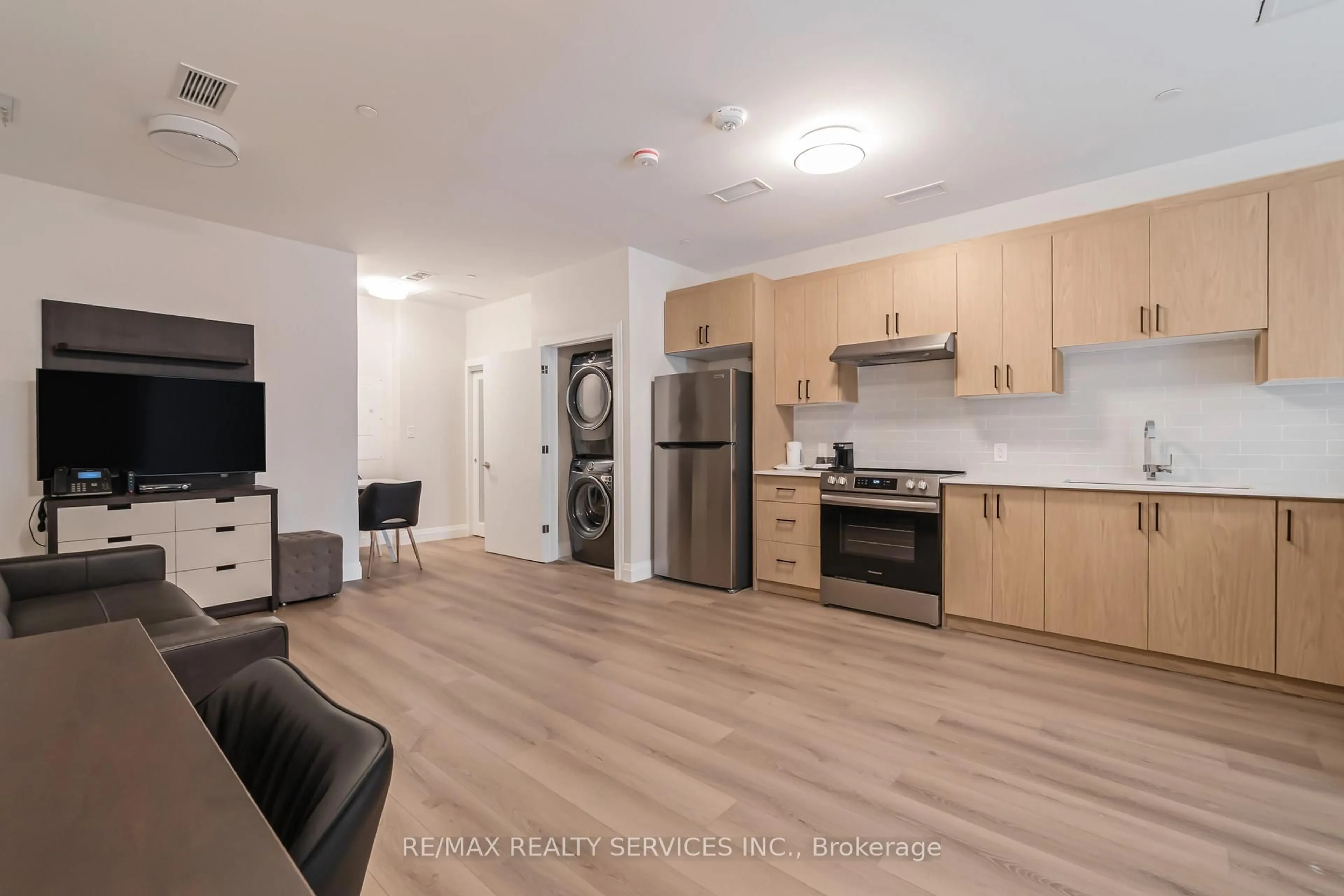 Open concept kitchen, wood/laminate floor for 30 DEAN PARK Rd ##1, Toronto Ontario M1B 3H1