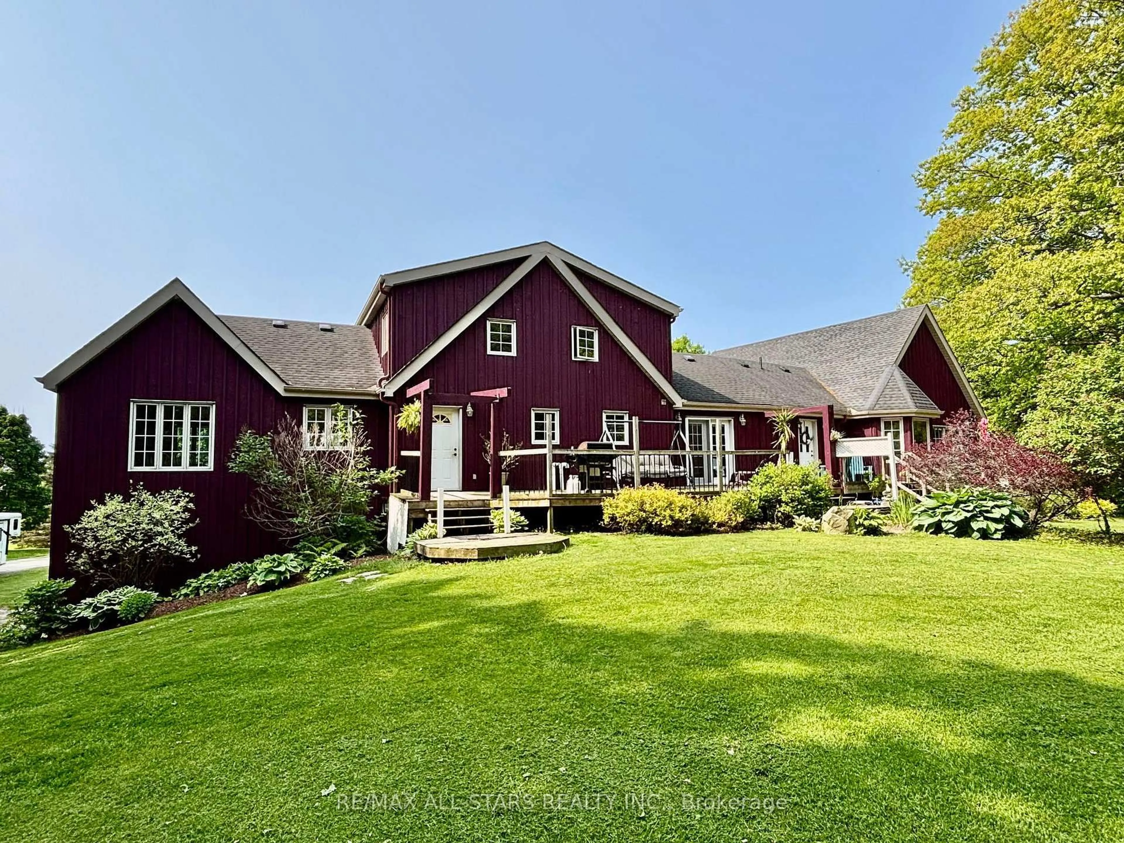 A pic from outside/outdoor area/front of a property/back of a property/a pic from drone, street for 100 Snow Ridge Crt, Oshawa Ontario L1H 0S5