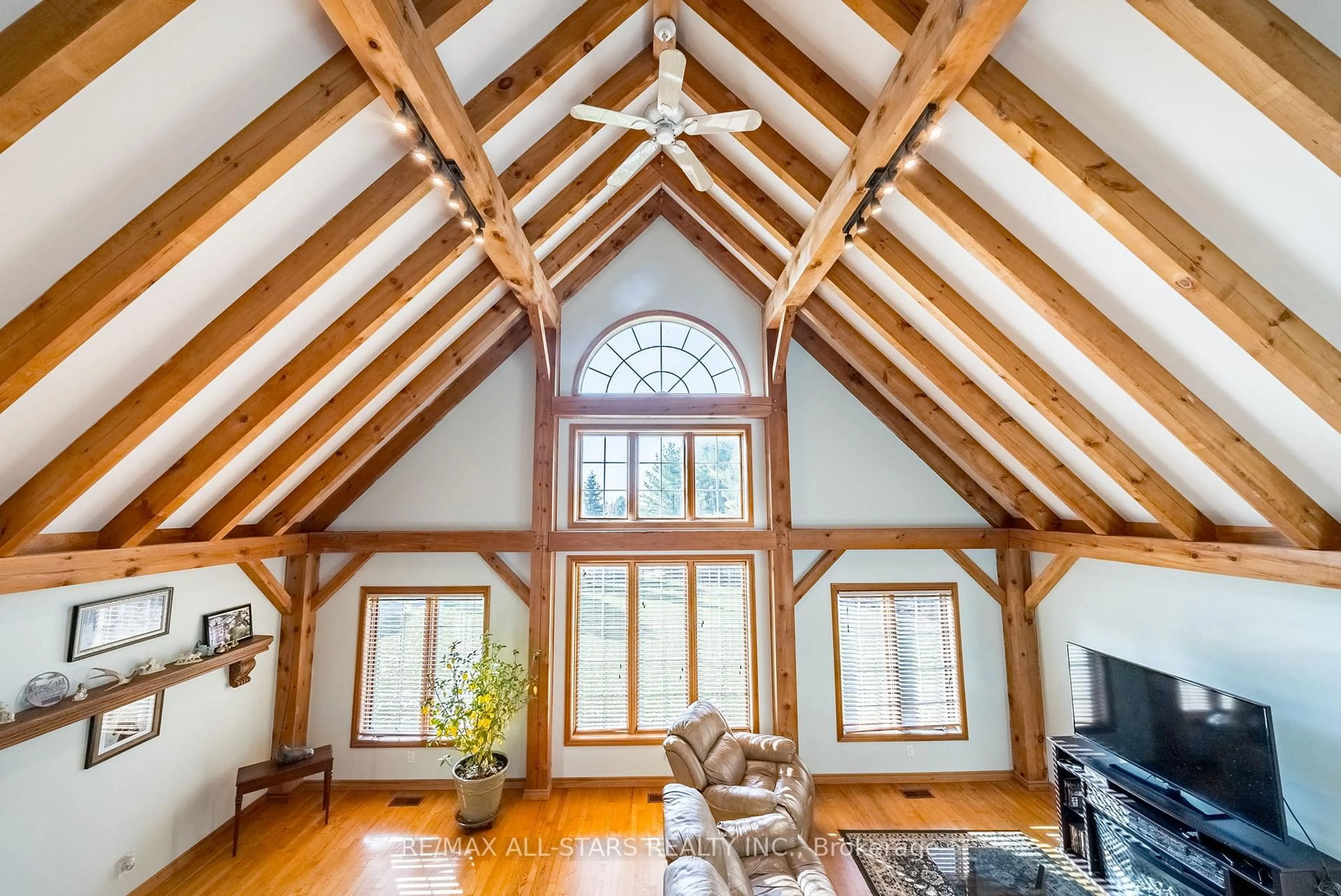 Indoor foyer for 100 Snow Ridge Crt, Oshawa Ontario L1H 0S5