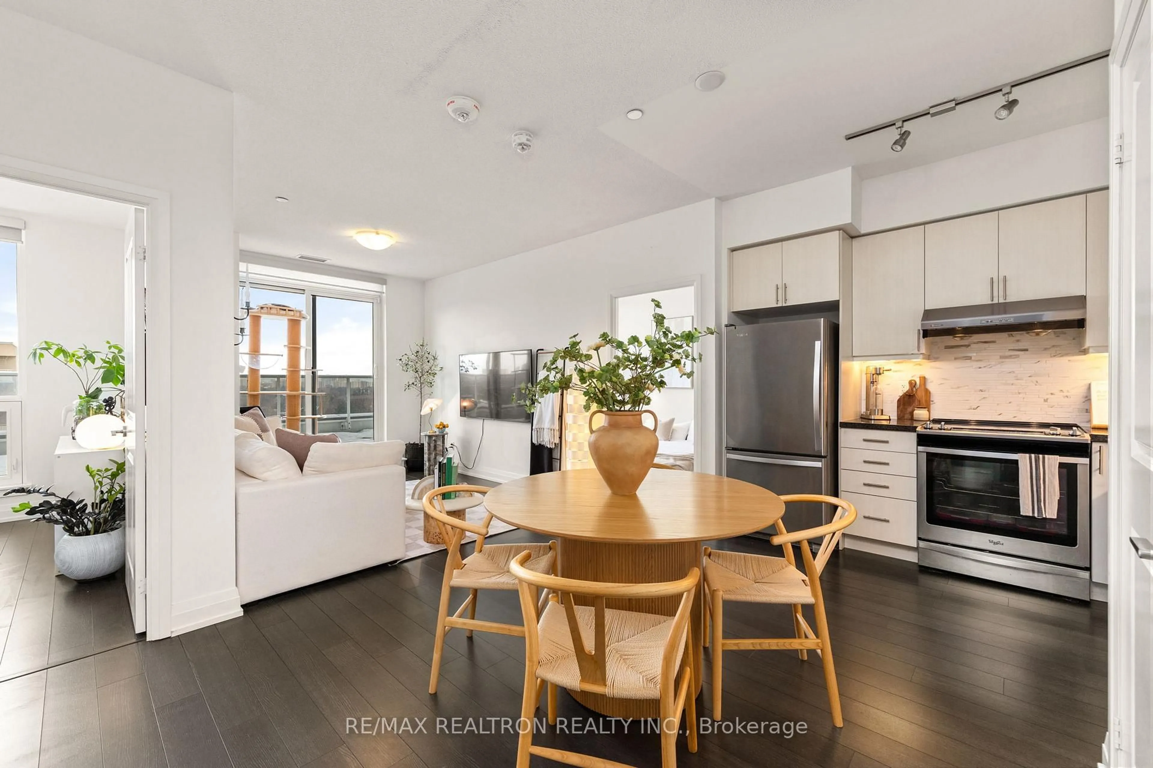 Open concept kitchen, wood/laminate floor for 3121 Sheppard Ave #910, Toronto Ontario M1T 0B6