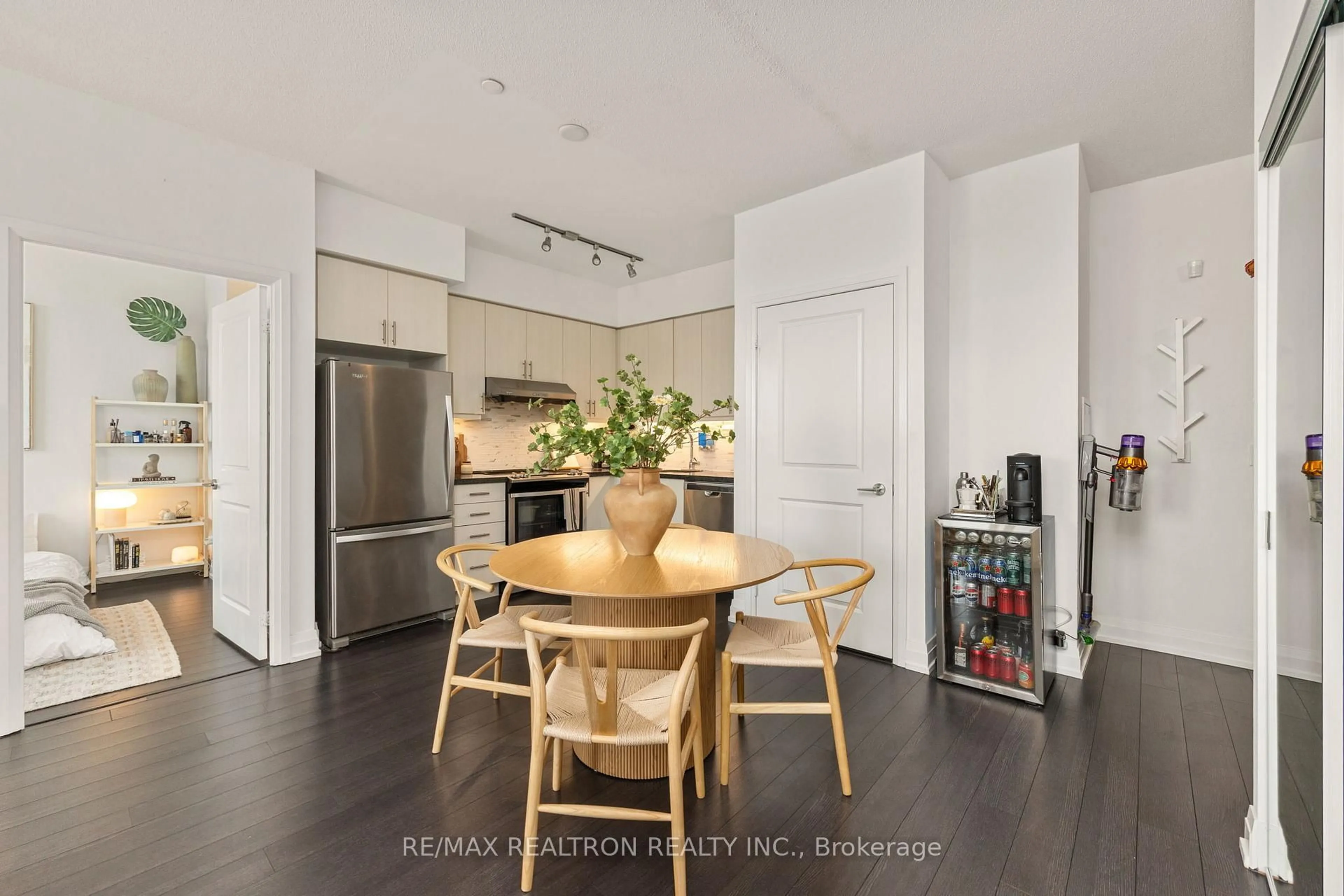 Open concept kitchen, wood/laminate floor for 3121 Sheppard Ave #910, Toronto Ontario M1T 0B6