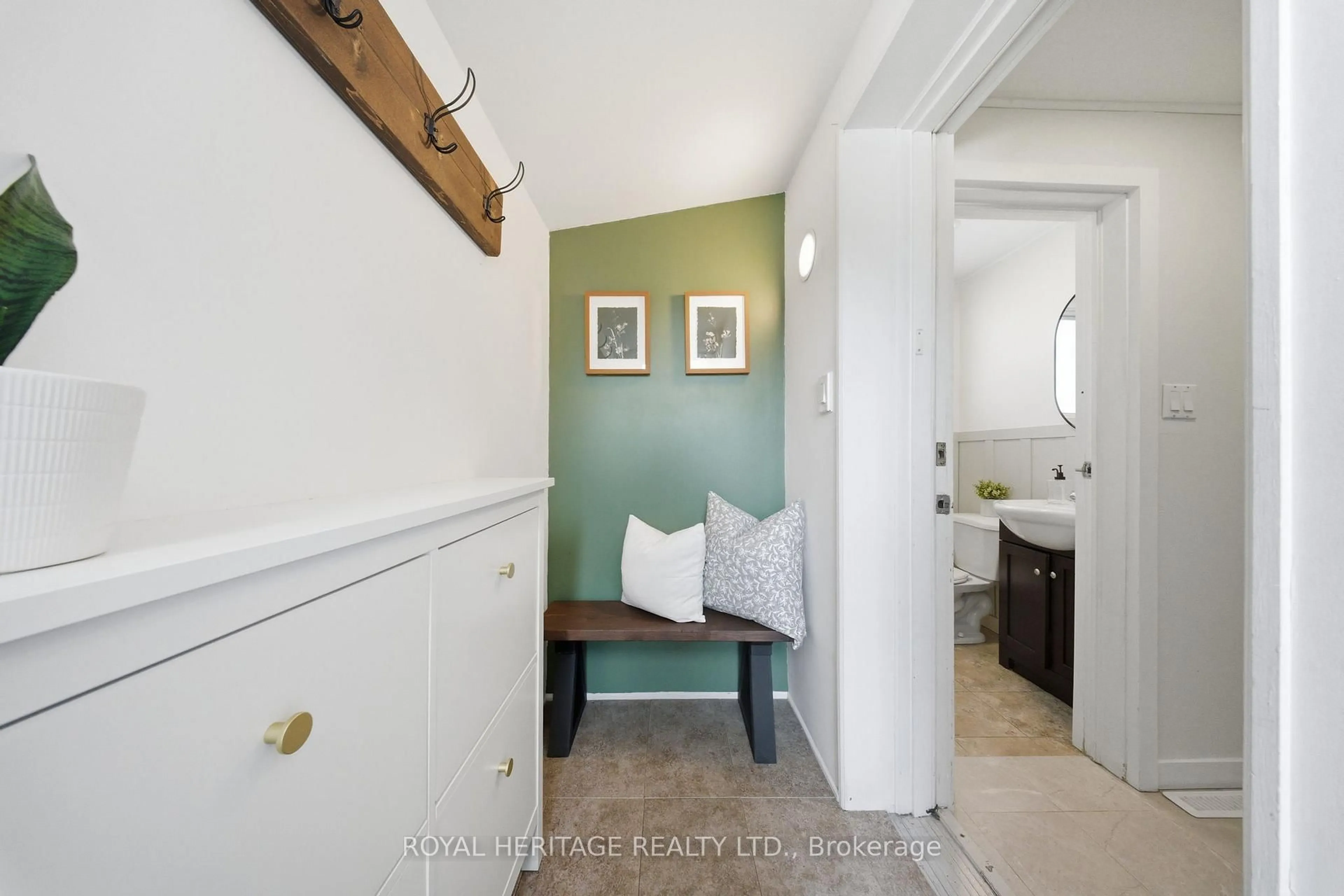 Indoor entryway for 36 Forest Rd, Ajax Ontario L1S 2N3