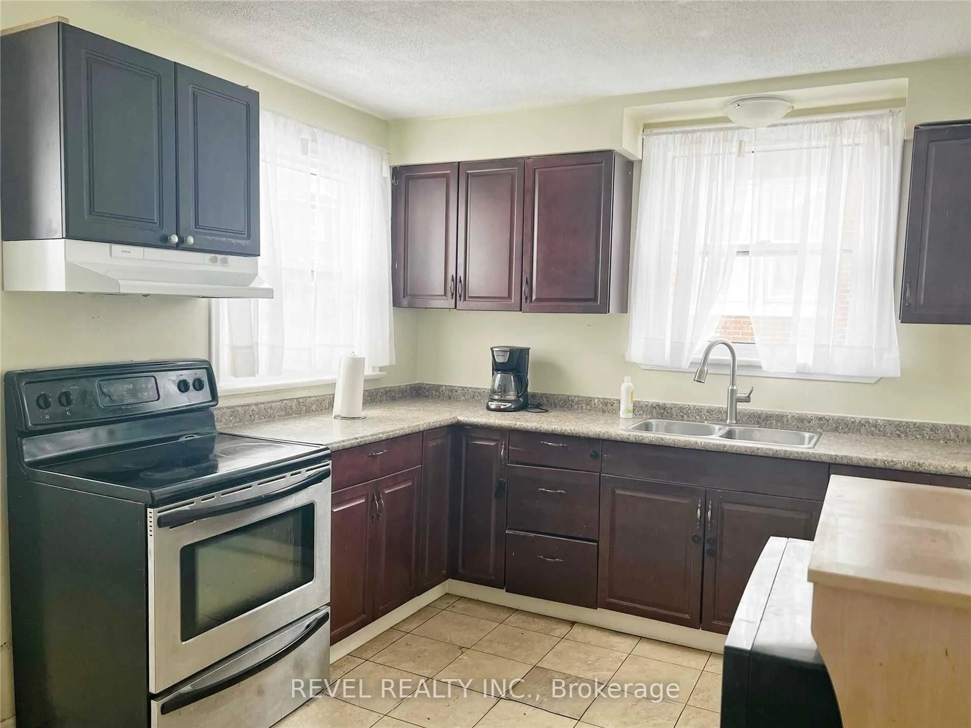Standard kitchen, unknown for 45 Fairbanks St, Oshawa Ontario L1H 2L7