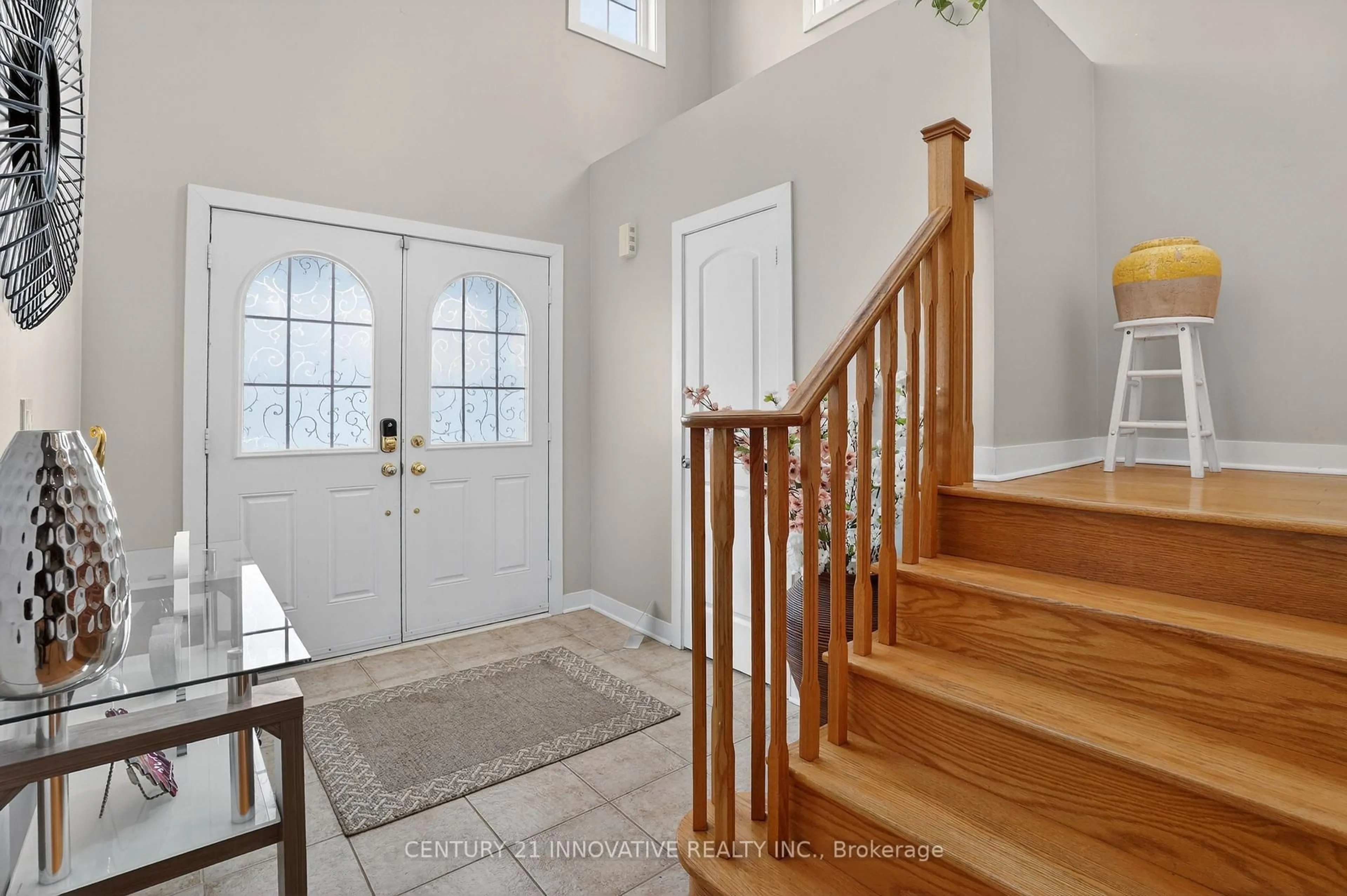 Indoor entryway for 143 Jennings Dr, Clarington Ontario L1C 0B8