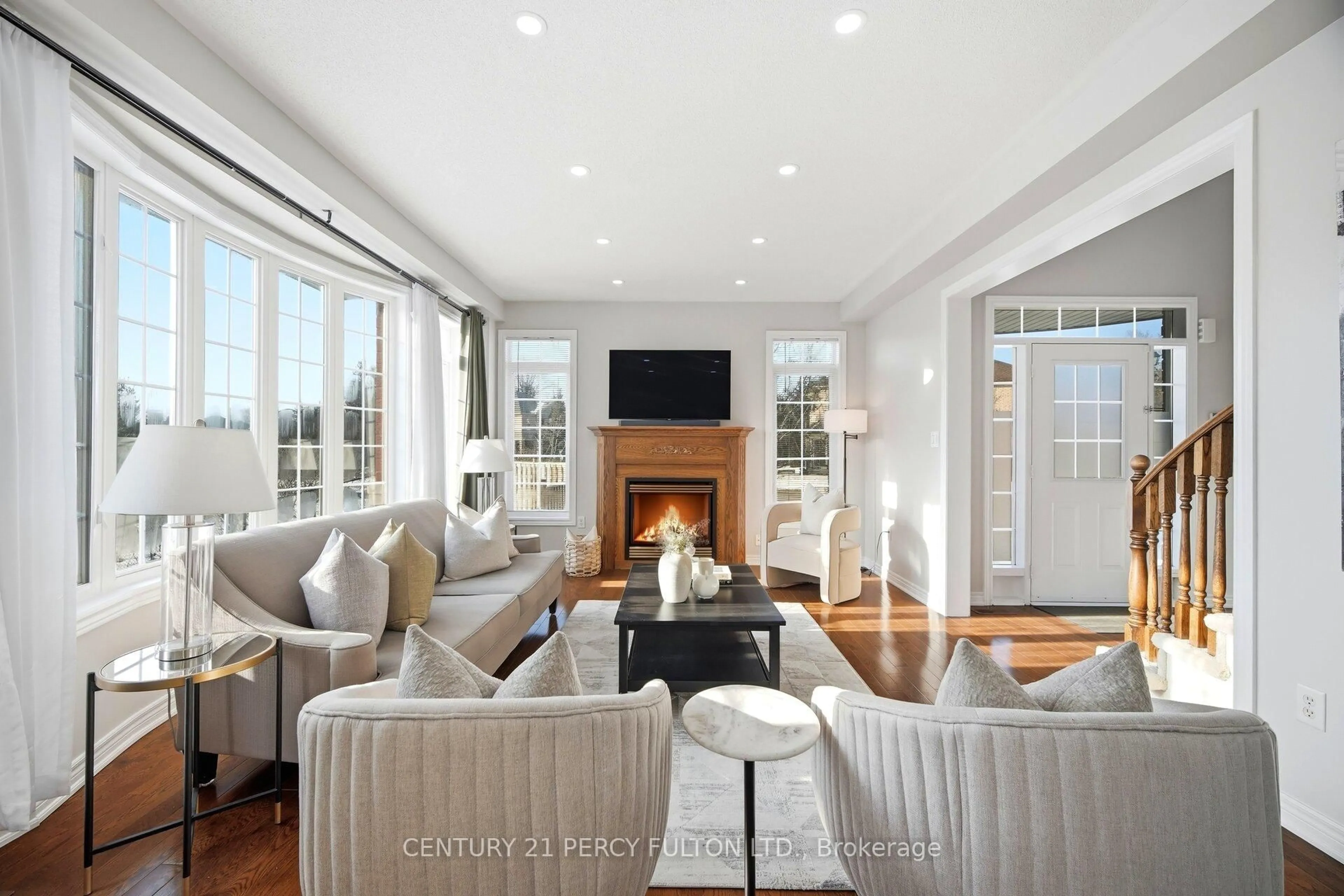 Living room with furniture, unknown for 301 Strouds Lane #1, Pickering Ontario L1V 7J1