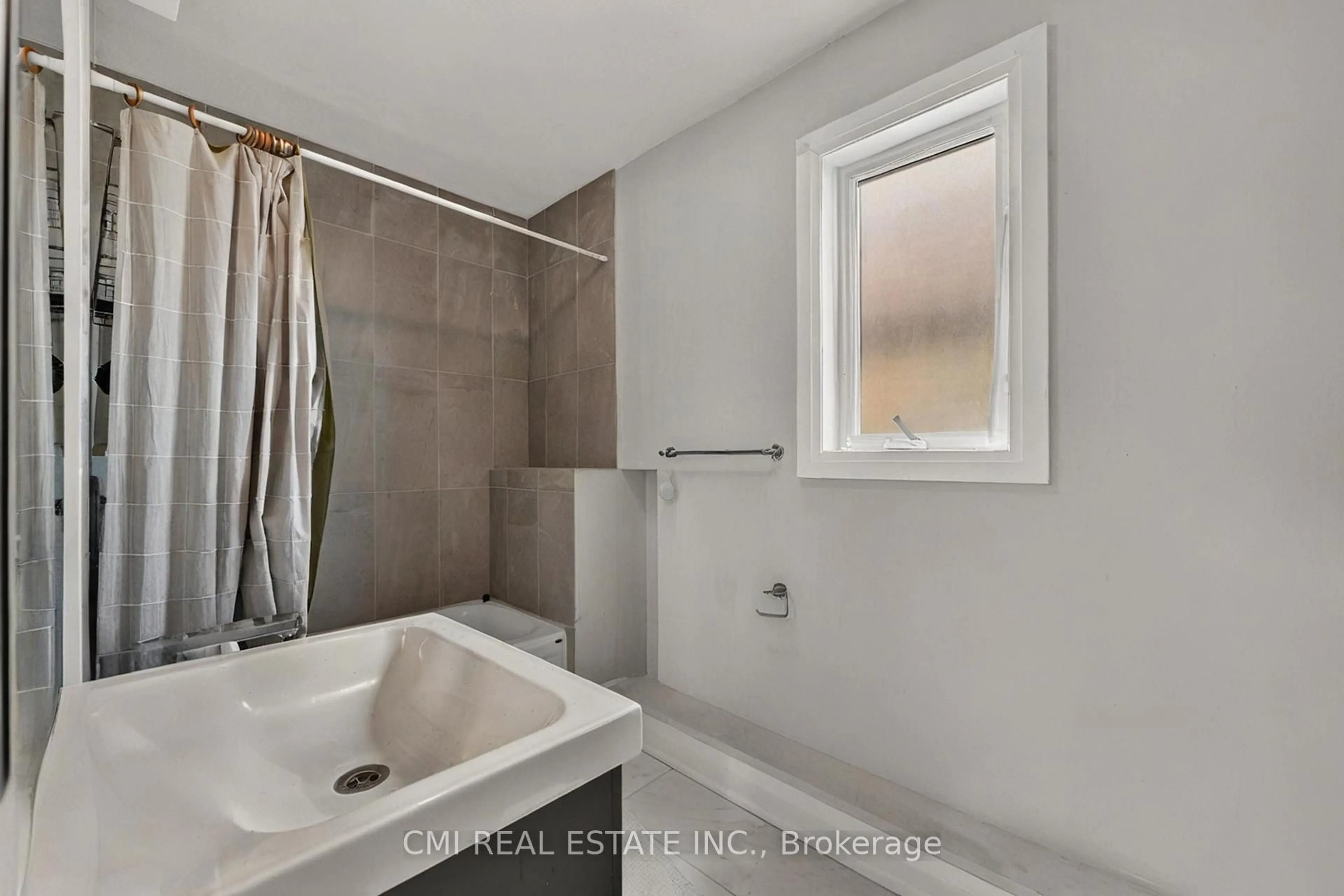 Standard bathroom, ceramic/tile floor for 20 Jeavons Ave, Toronto Ontario M1K 1S8