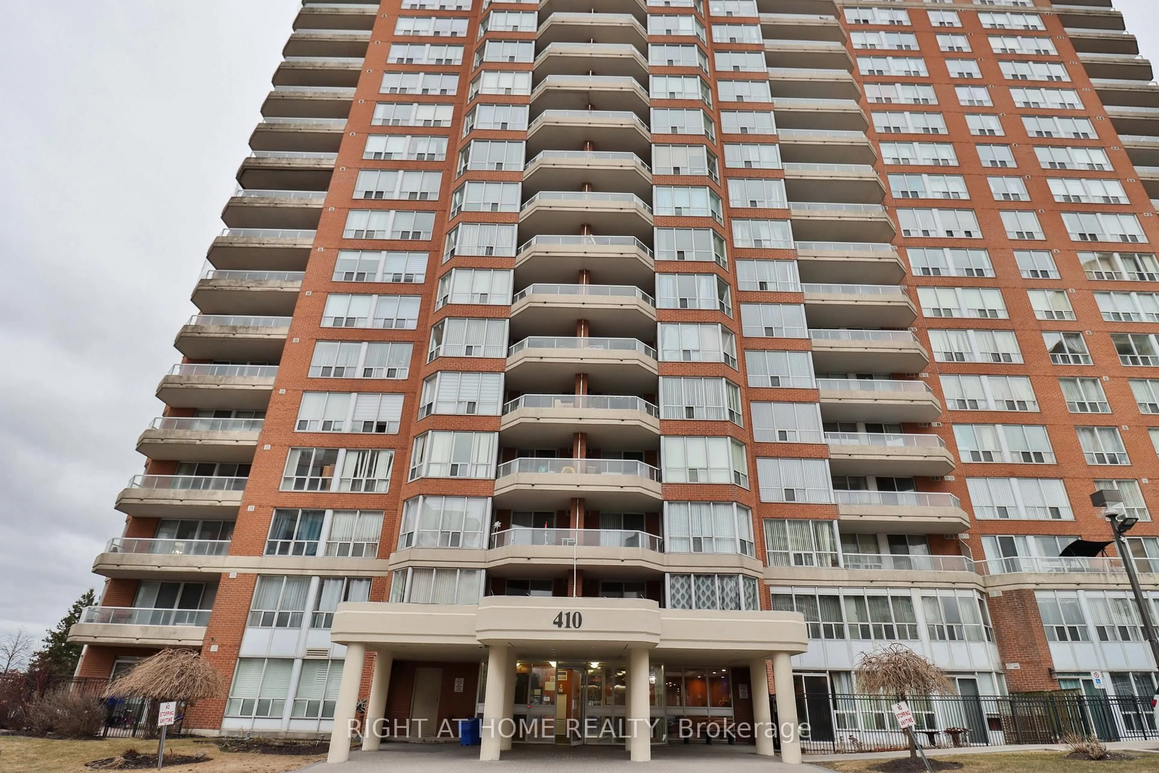 Patio, building for 410 Mclevin Ave #1609, Toronto Ontario M1B 5J5