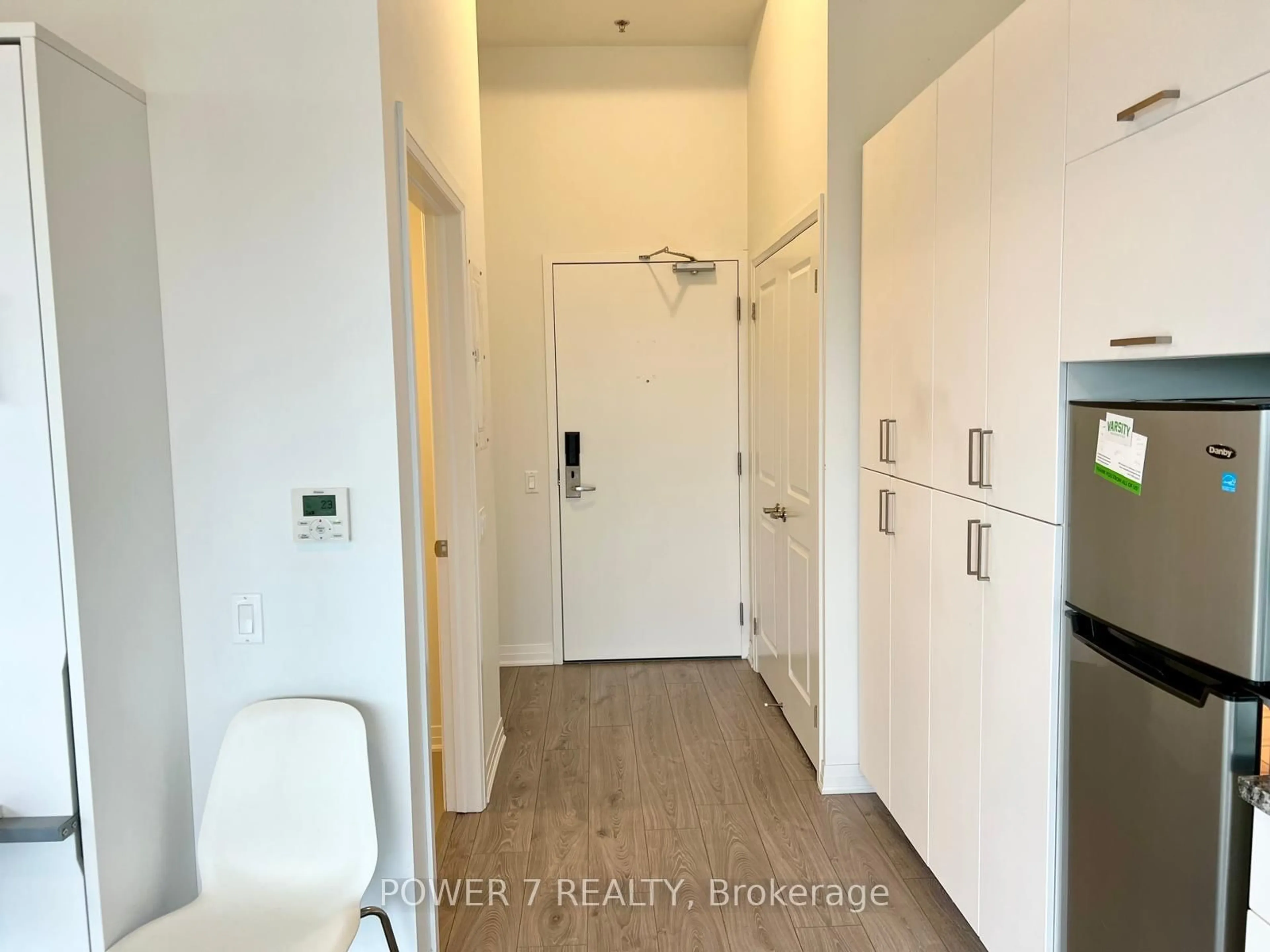 Indoor entryway for 1900 Simcoe St #807, Oshawa Ontario L1G 4Y3