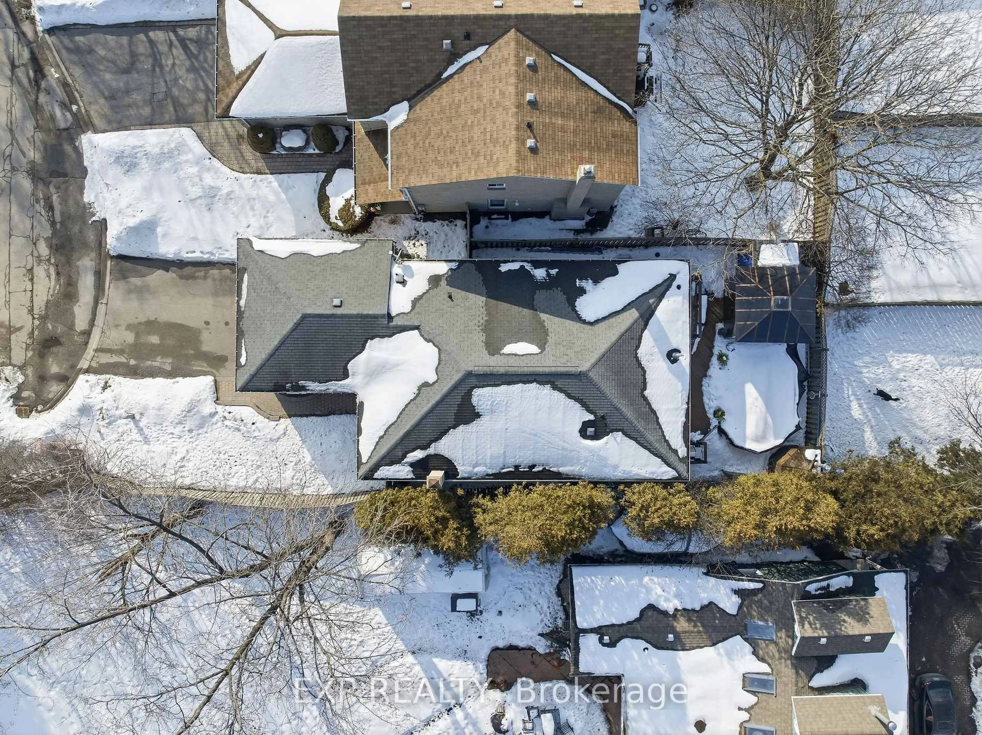 A pic from outside/outdoor area/front of a property/back of a property/a pic from drone, street for 32 Bird Cres, Ajax Ontario L1S 5B9