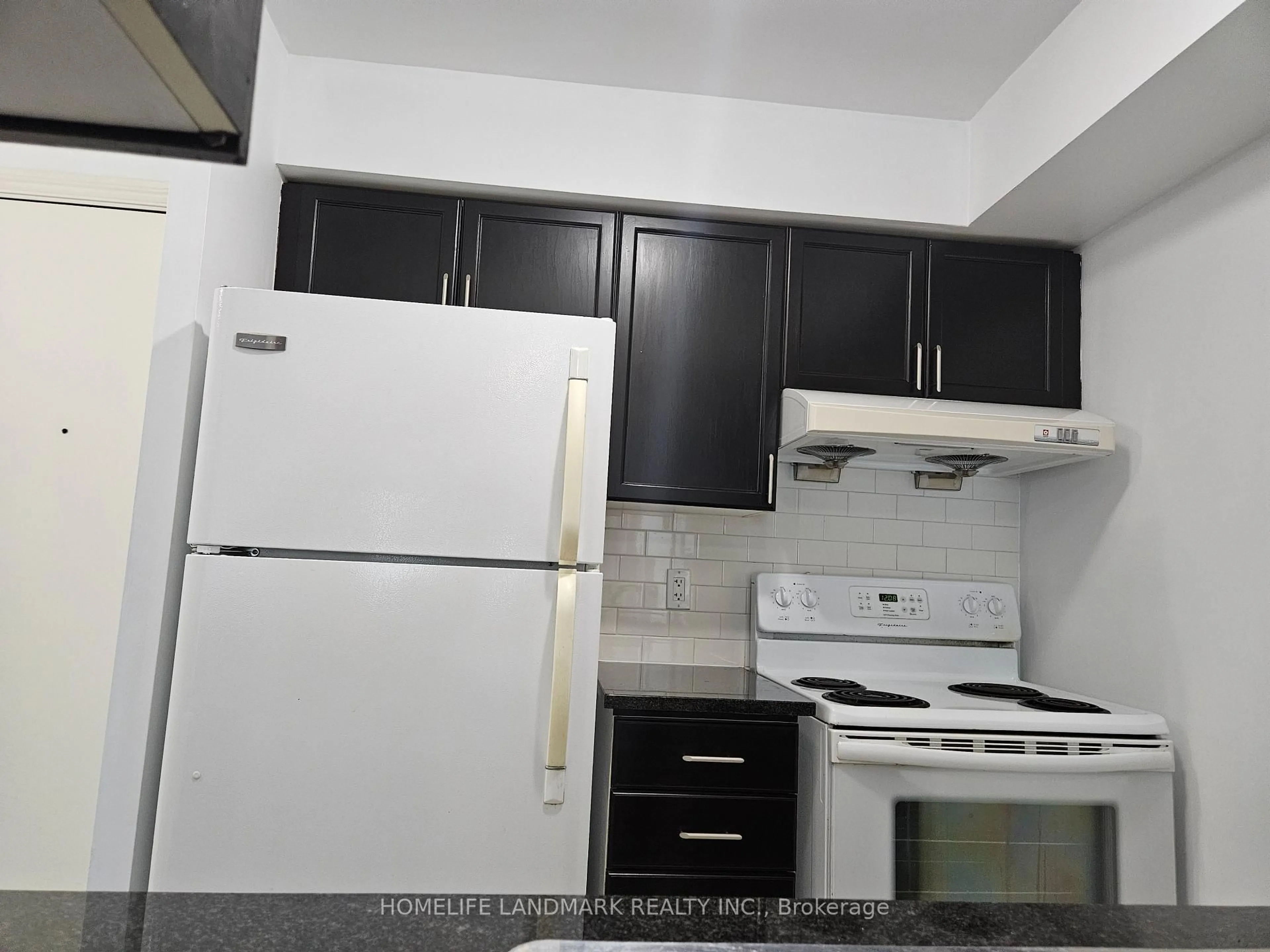 Standard kitchen, unknown for 70 Town Centre Crt ## 1705, Toronto Ontario M1P 4Y7