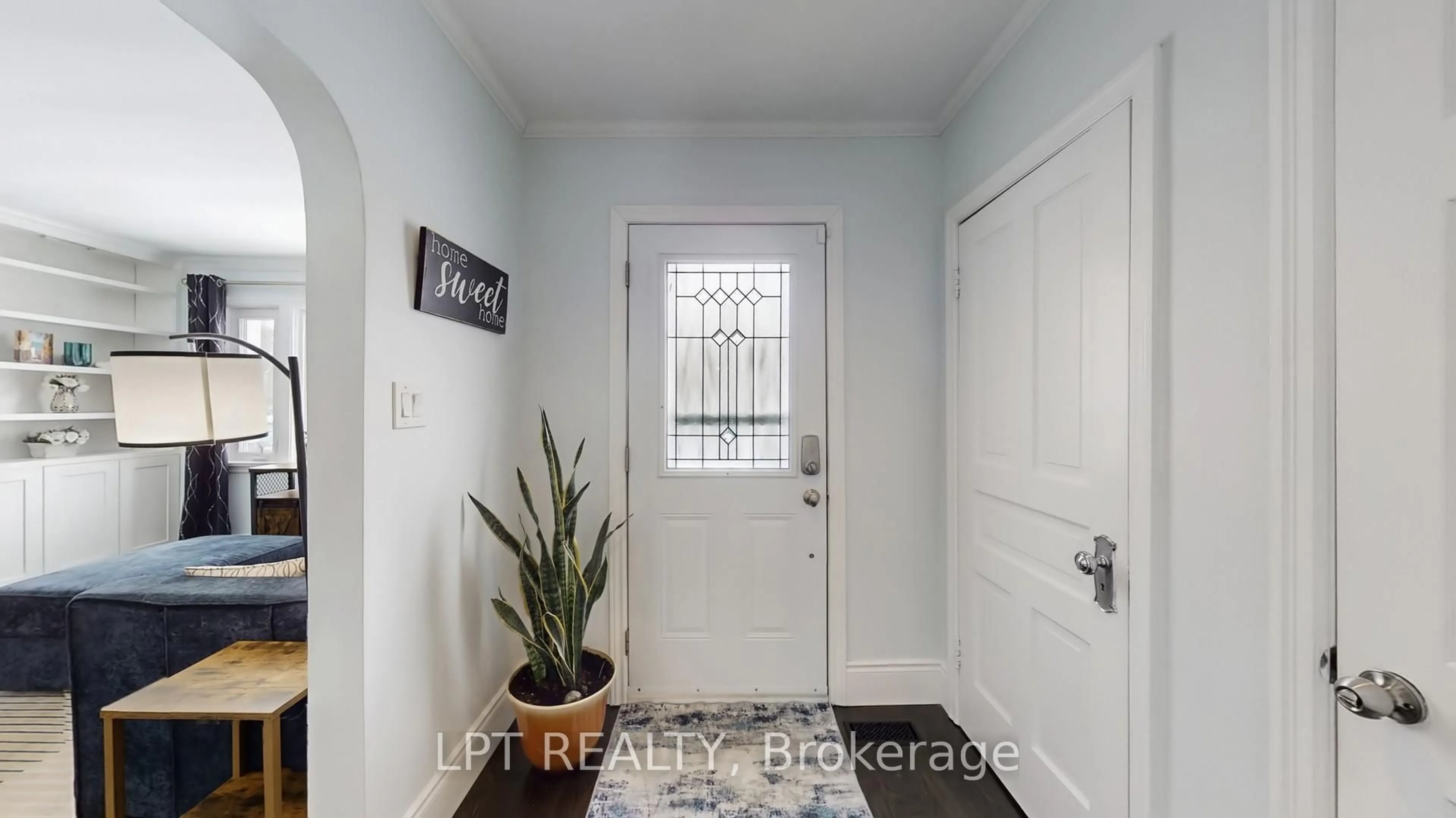 Indoor entryway for 734 Hortop St, Oshawa Ontario L1G 4N9