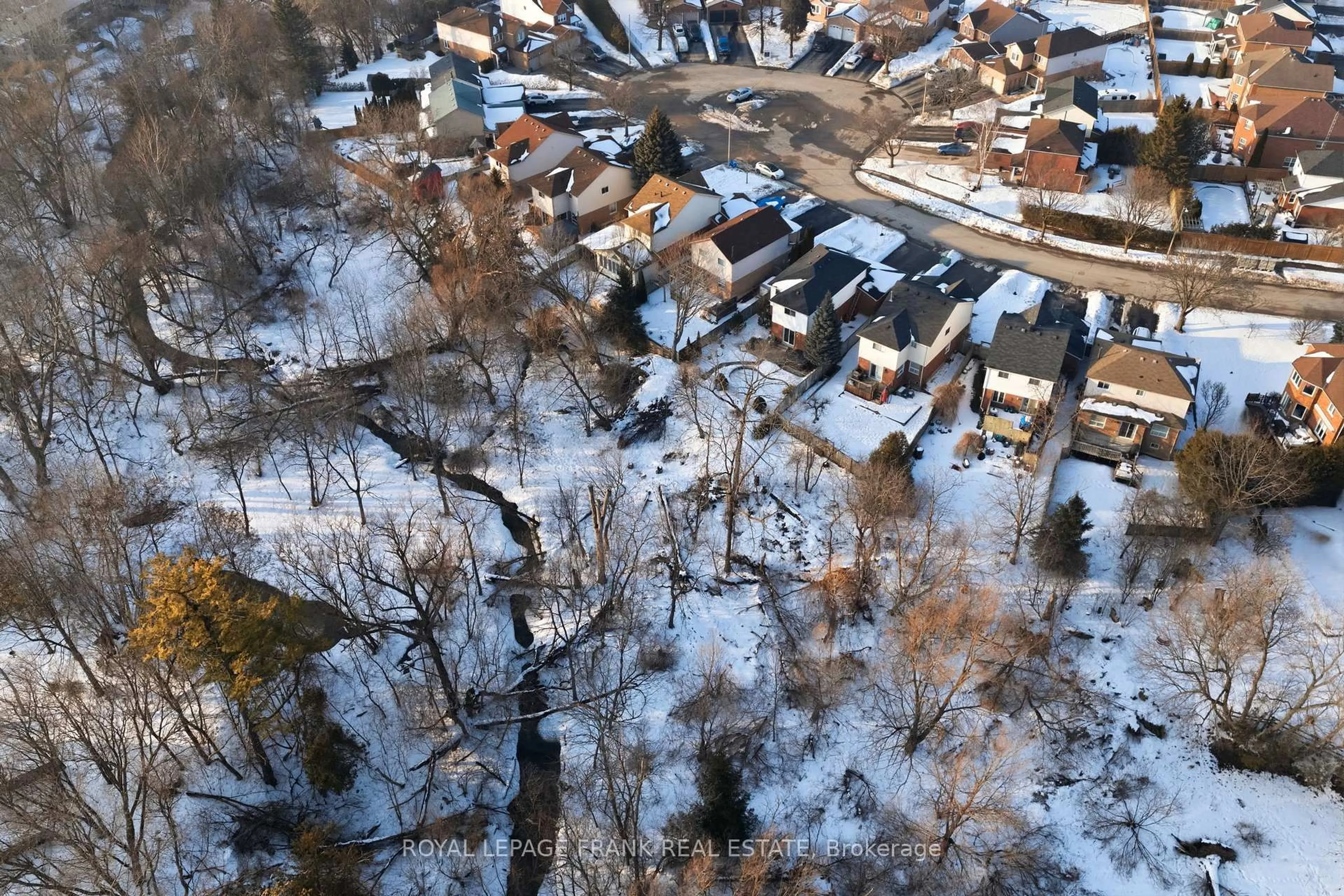A pic from outside/outdoor area/front of a property/back of a property/a pic from drone, street for 9 Royal Pines Crt, Clarington Ontario L1C 4P4