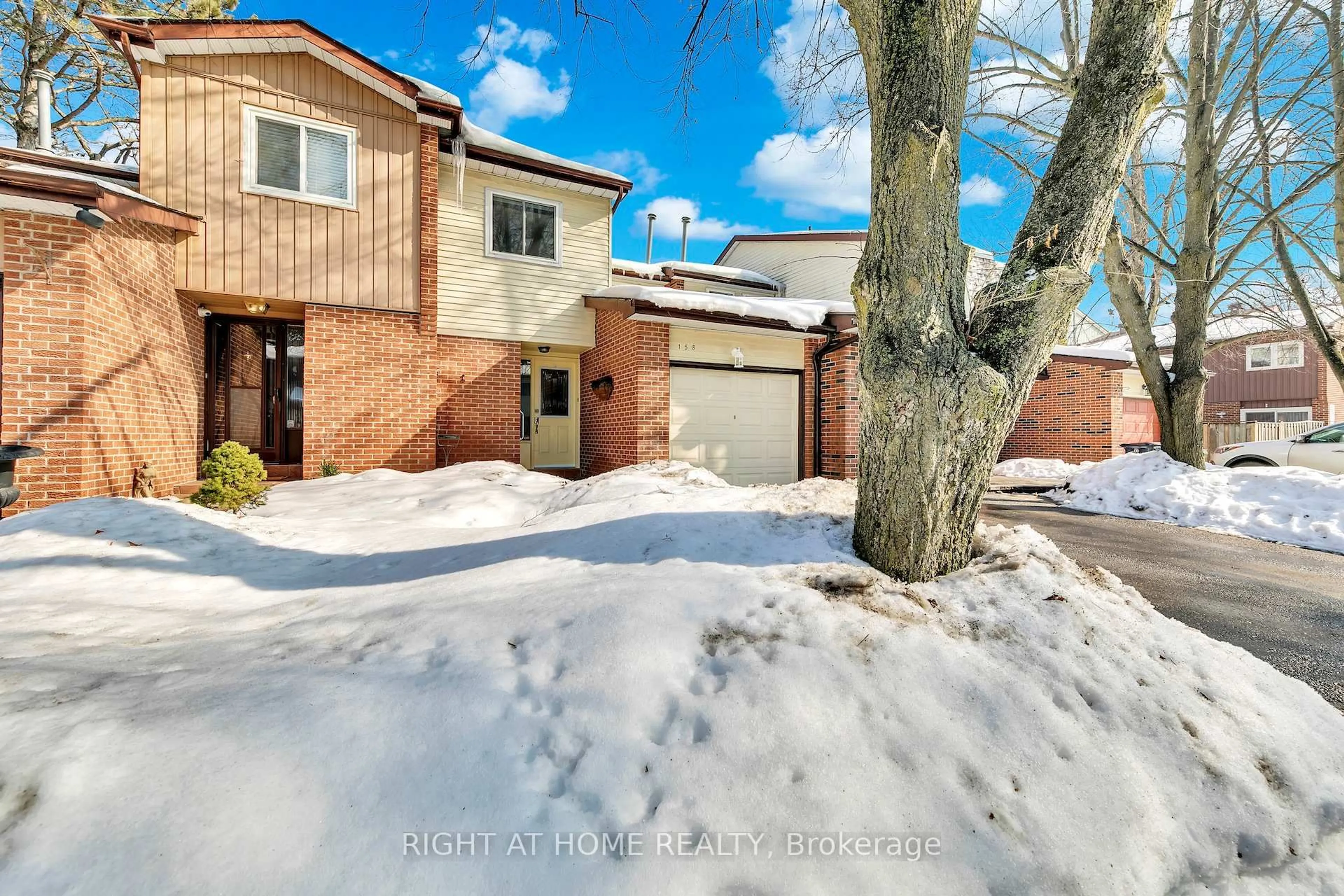 A pic from outside/outdoor area/front of a property/back of a property/a pic from drone, street for 4662 Kingston Rd #158, Toronto Ontario M1E 4Y7