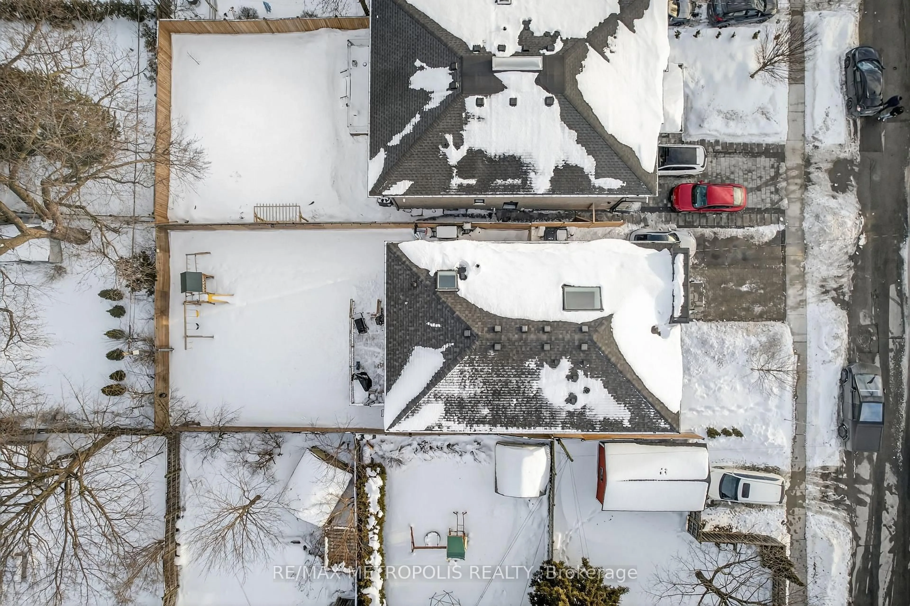 A pic from outside/outdoor area/front of a property/back of a property/a pic from drone, building for 69 Mystic Ave, Toronto Ontario M1L 4H1