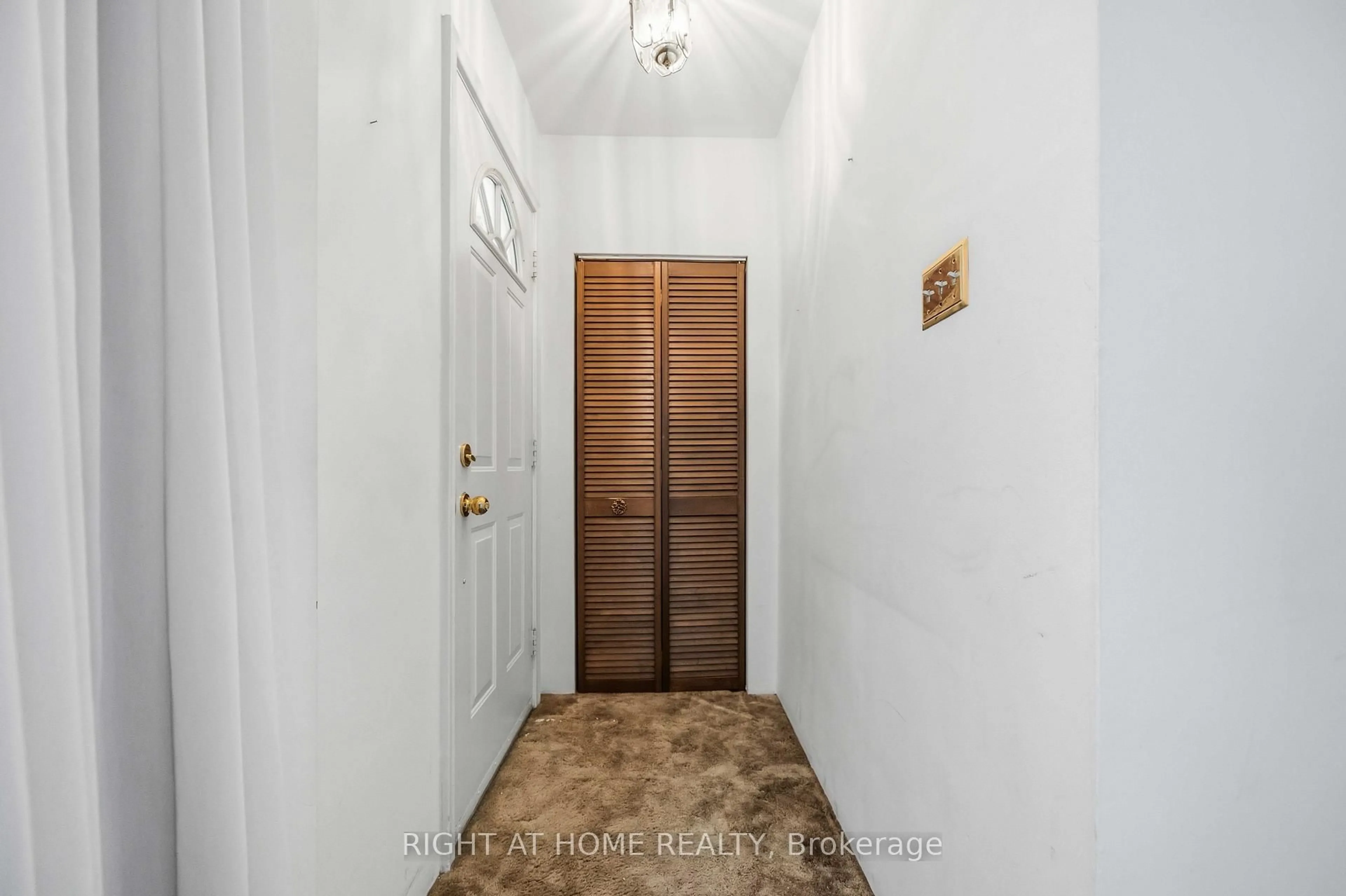 Indoor entryway for 9 Bergen Rd, Toronto Ontario M1P 1R8