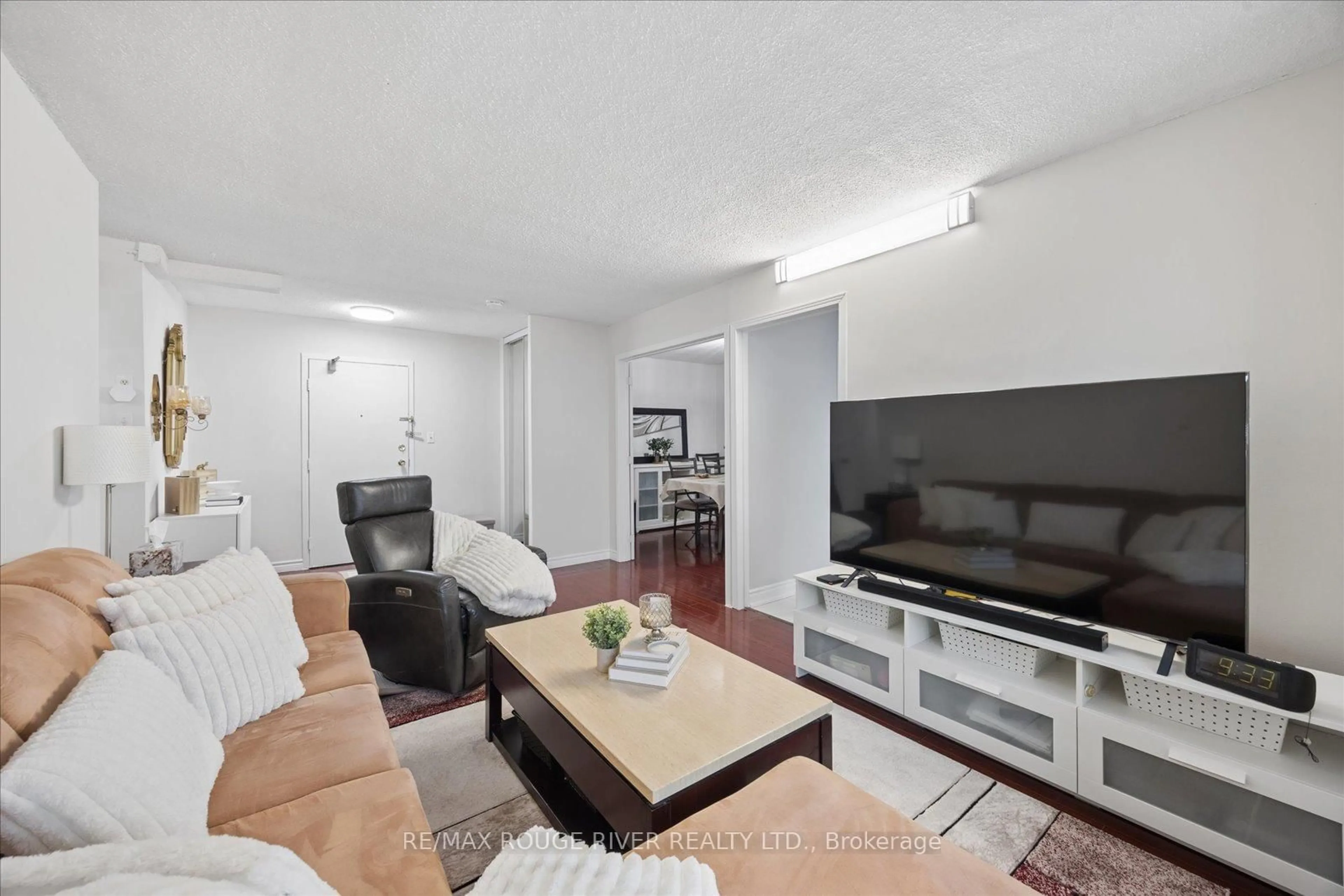 Living room with furniture, unknown for 100 Wingarden Crt #1504, Toronto Ontario M1B 2P4