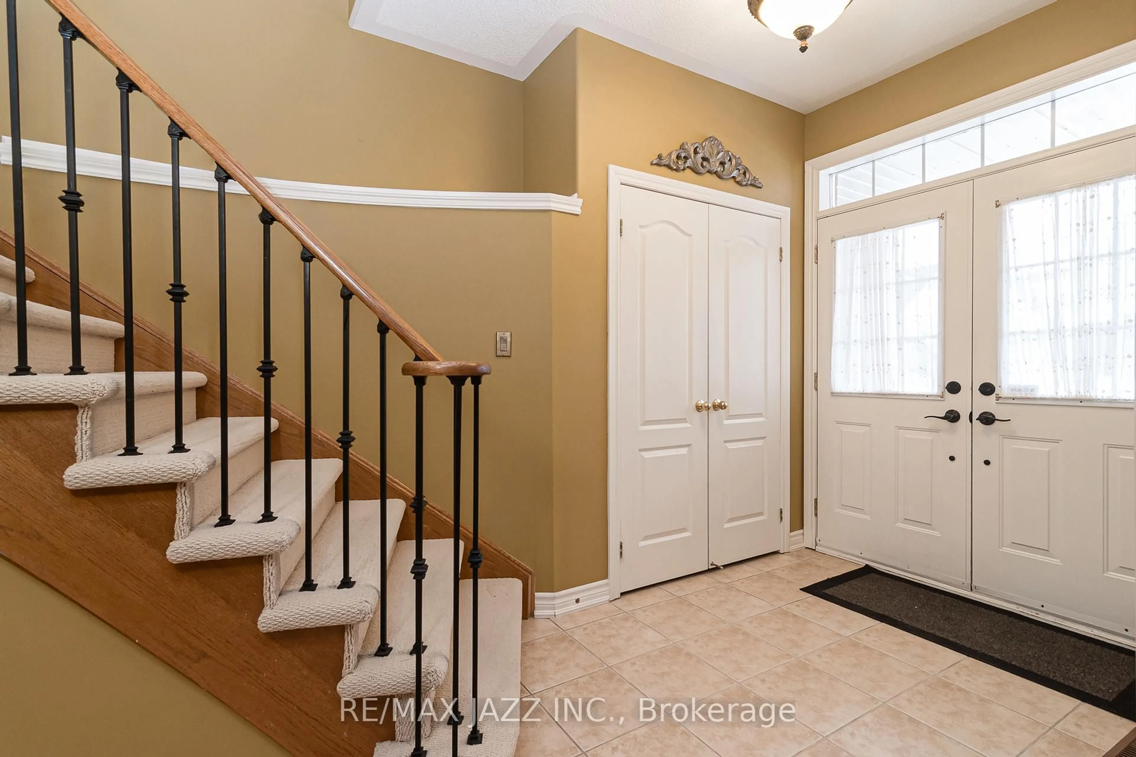 Indoor entryway for 66 Fourth Ave, Clarington Ontario L1E 3K7