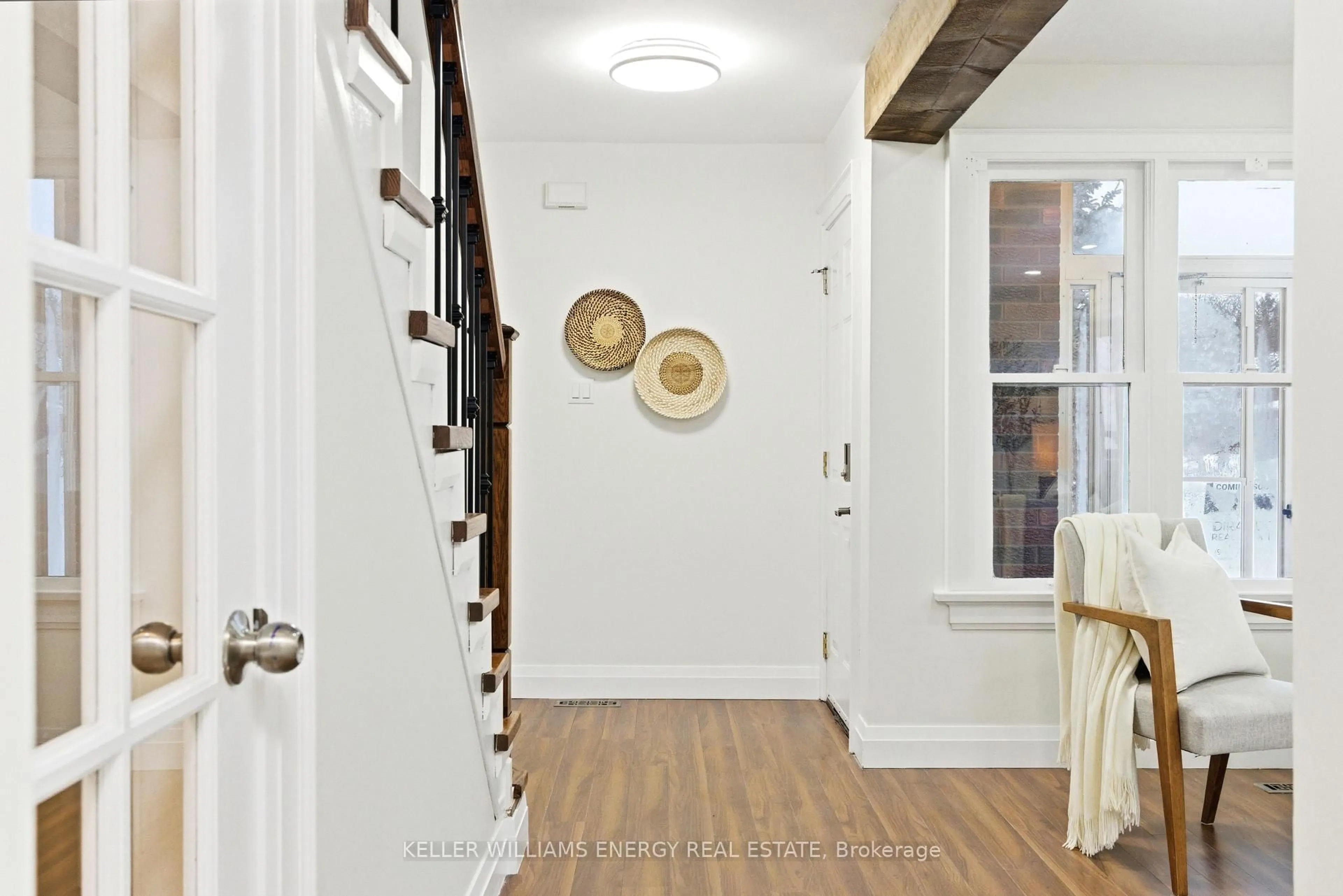 Indoor entryway for 102 Melissa Cres, Whitby Ontario L1N 8G4