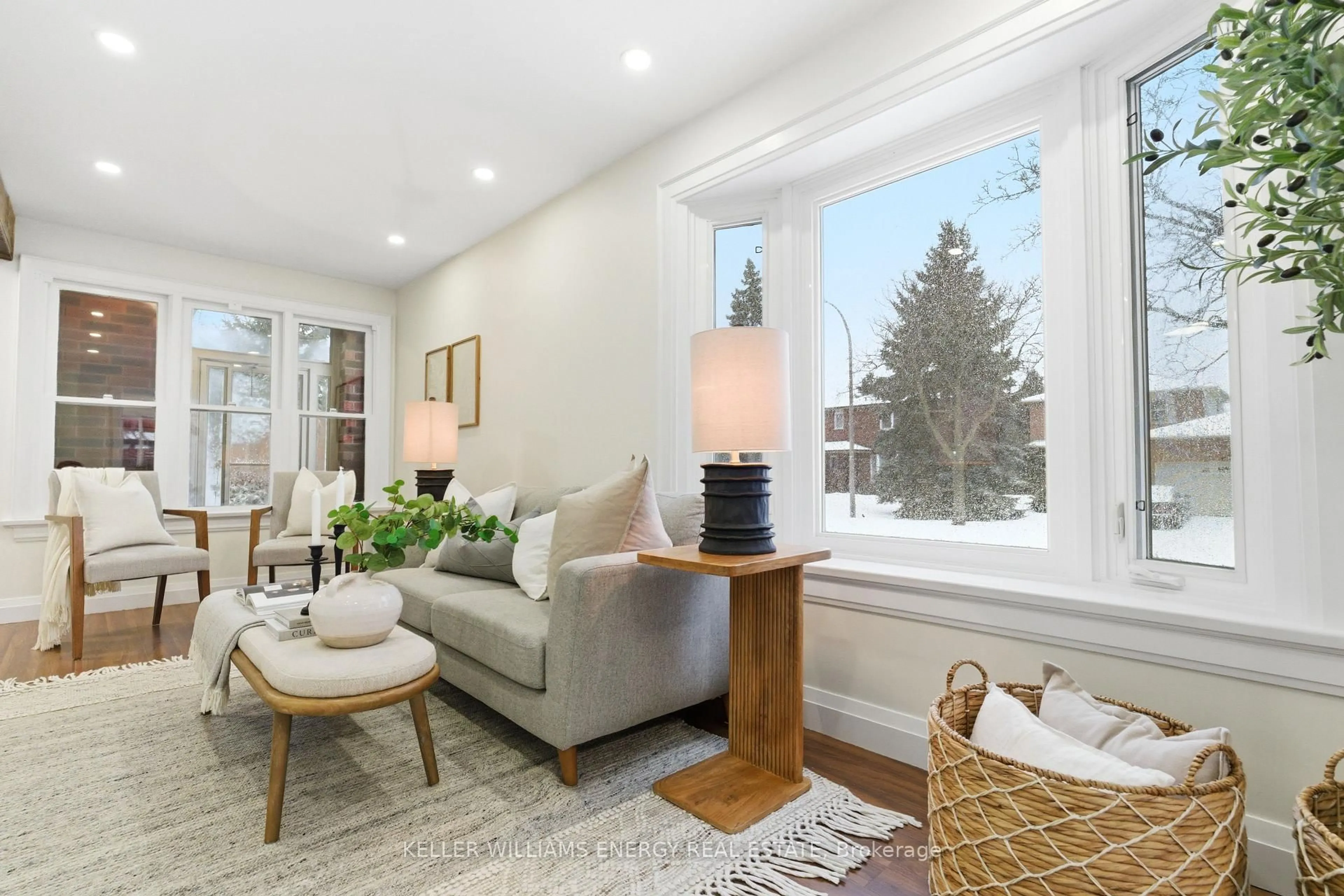 Living room with furniture, unknown for 102 Melissa Cres, Whitby Ontario L1N 8G4