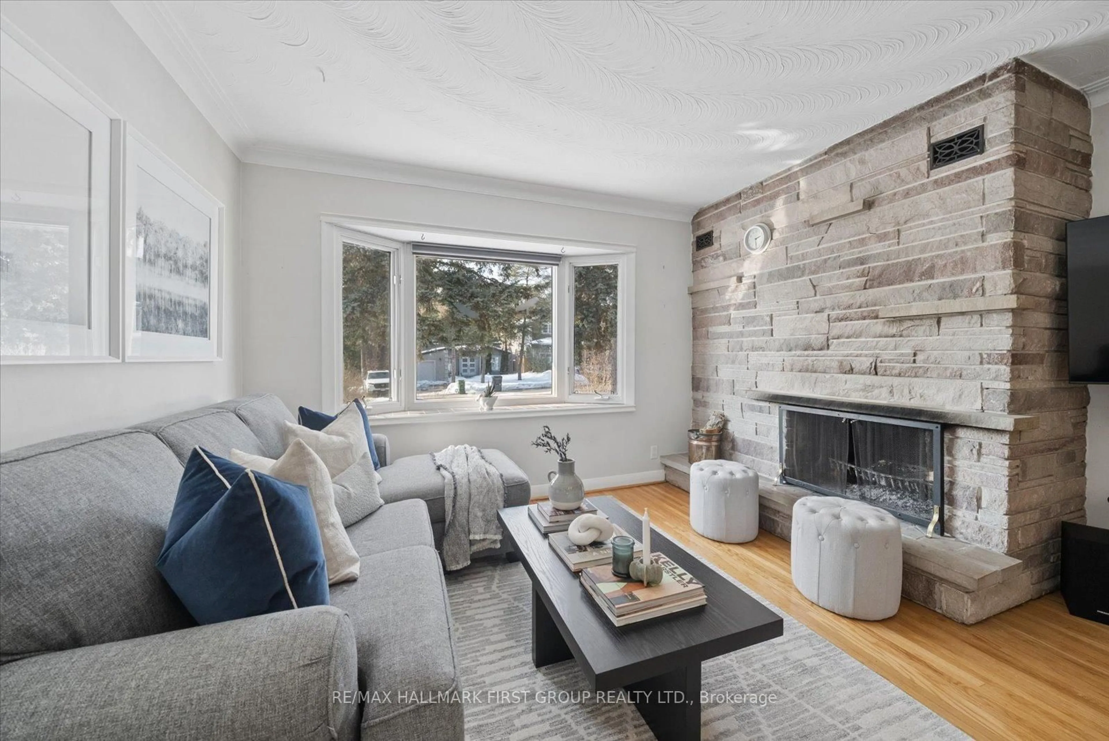 Living room with furniture, unknown for 23 Cedarview Dr, Toronto Ontario M1C 2K5