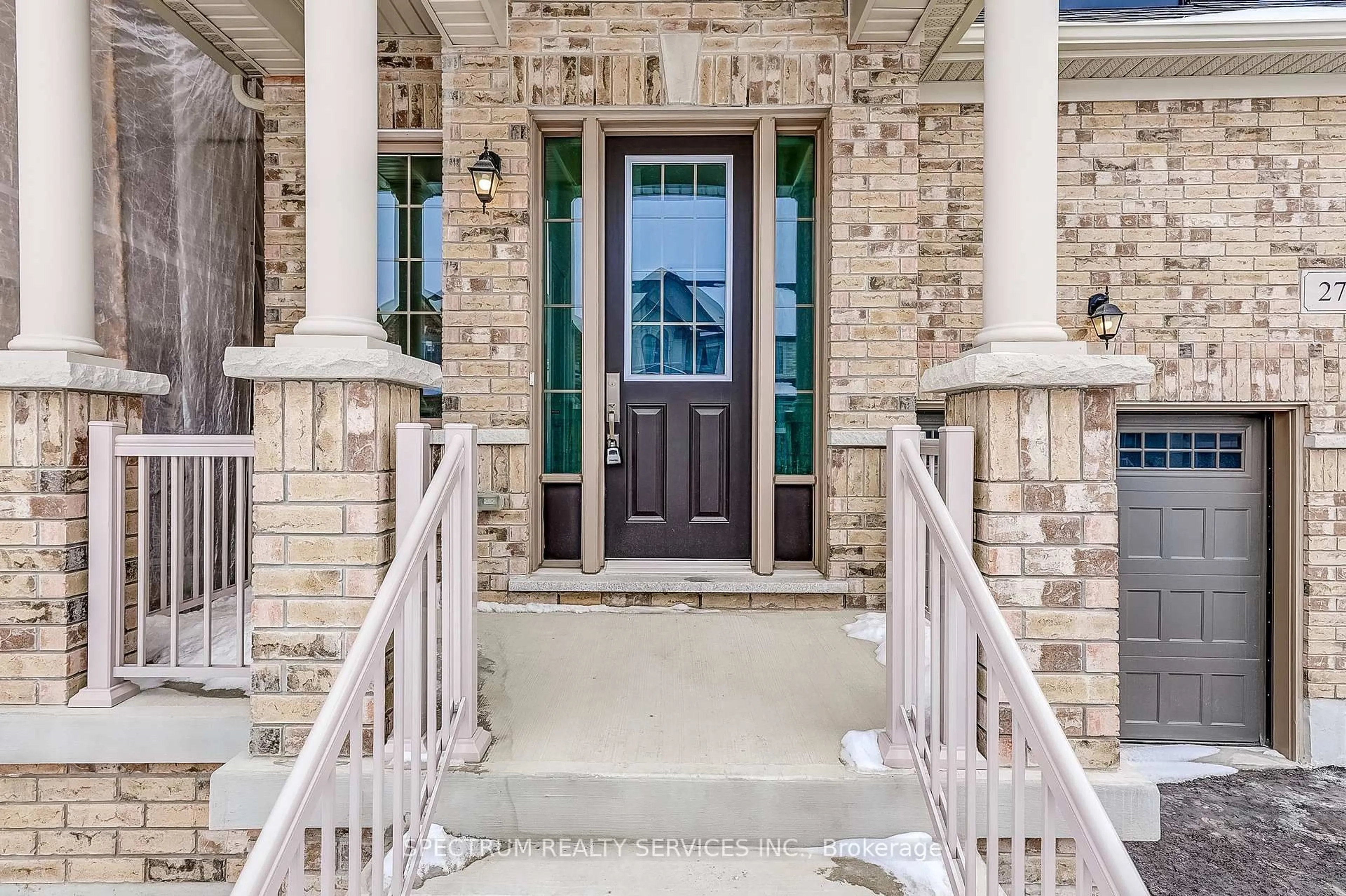 Indoor entryway for 27 ROGERSON St, Clarington Ontario L1B 0W4