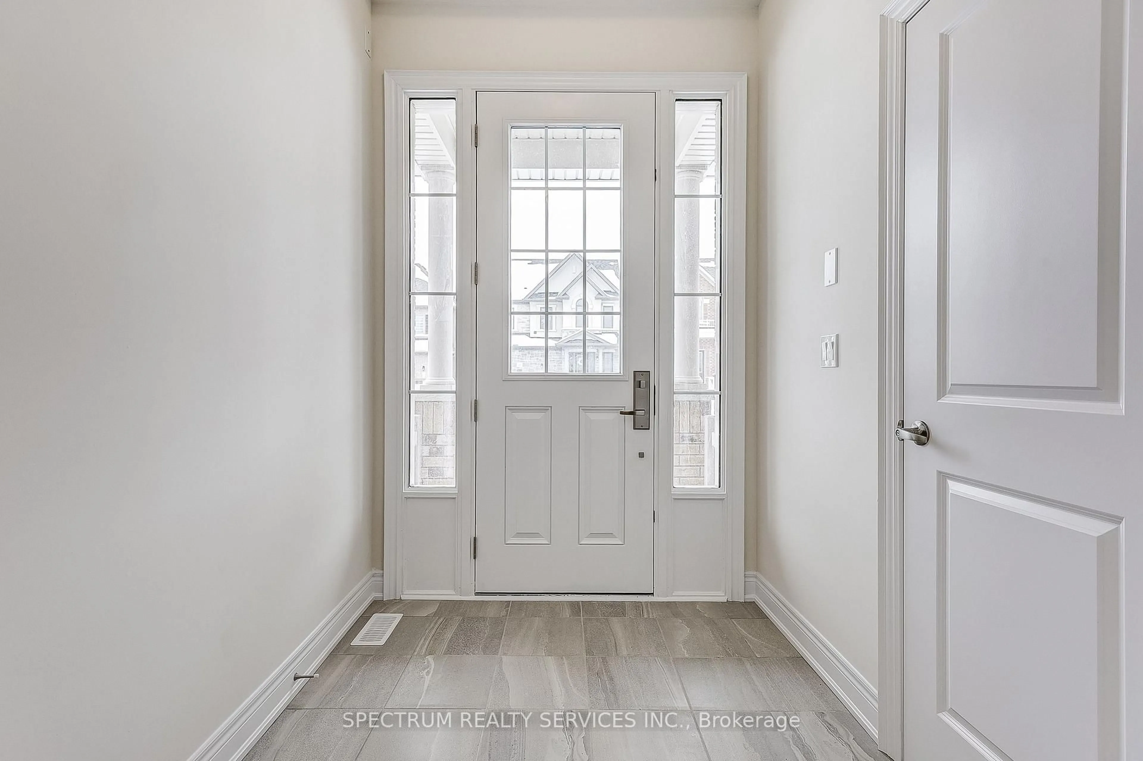 Indoor entryway for 27 ROGERSON St, Clarington Ontario L1B 0W4