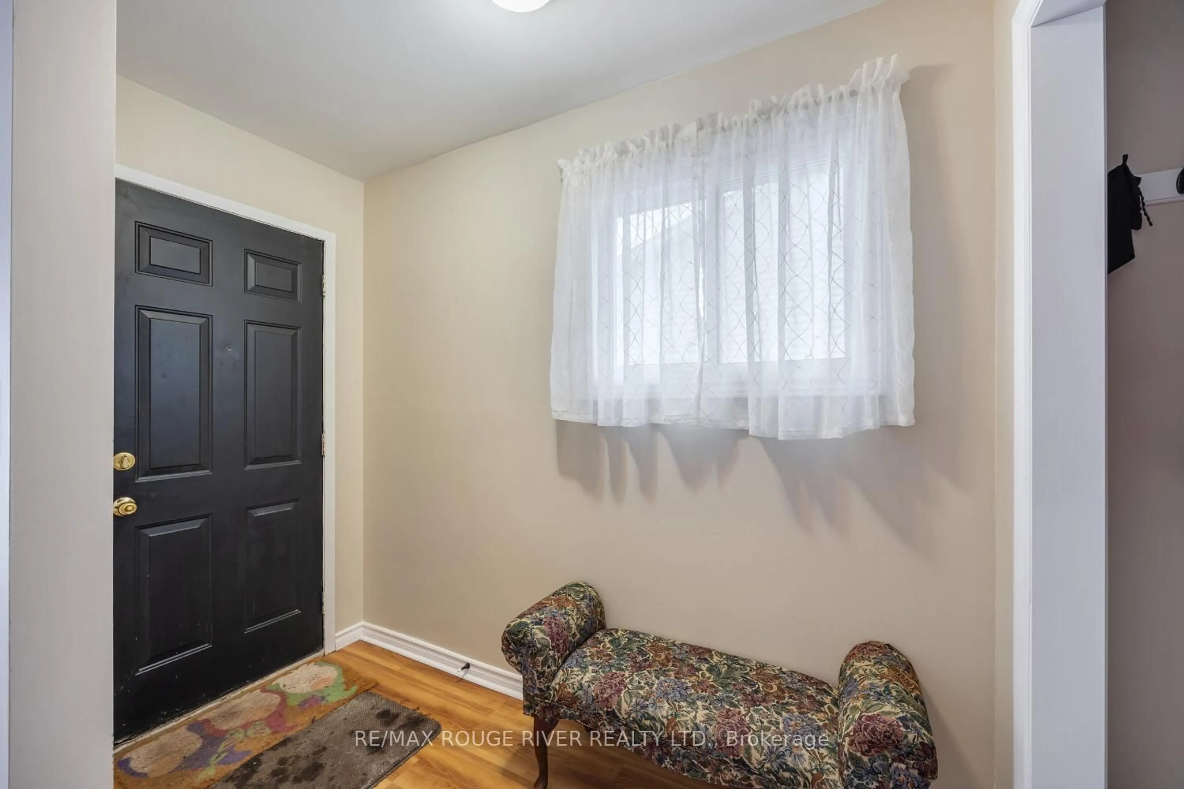 Indoor entryway for 158 Castlebar Cres, Oshawa Ontario L1J 7B4