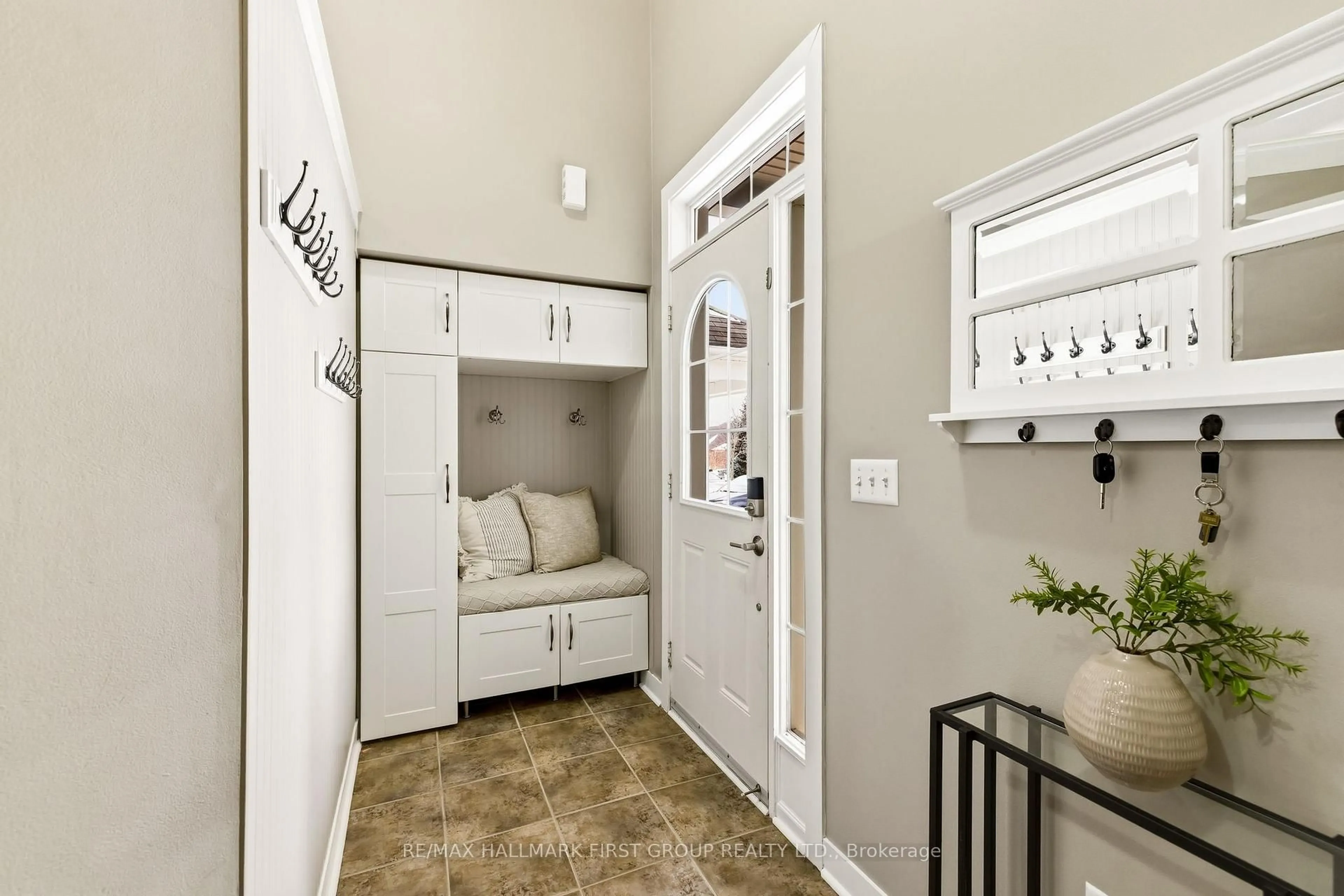 Indoor entryway for 27 Keeler Cres, Clarington Ontario L1C 0C1