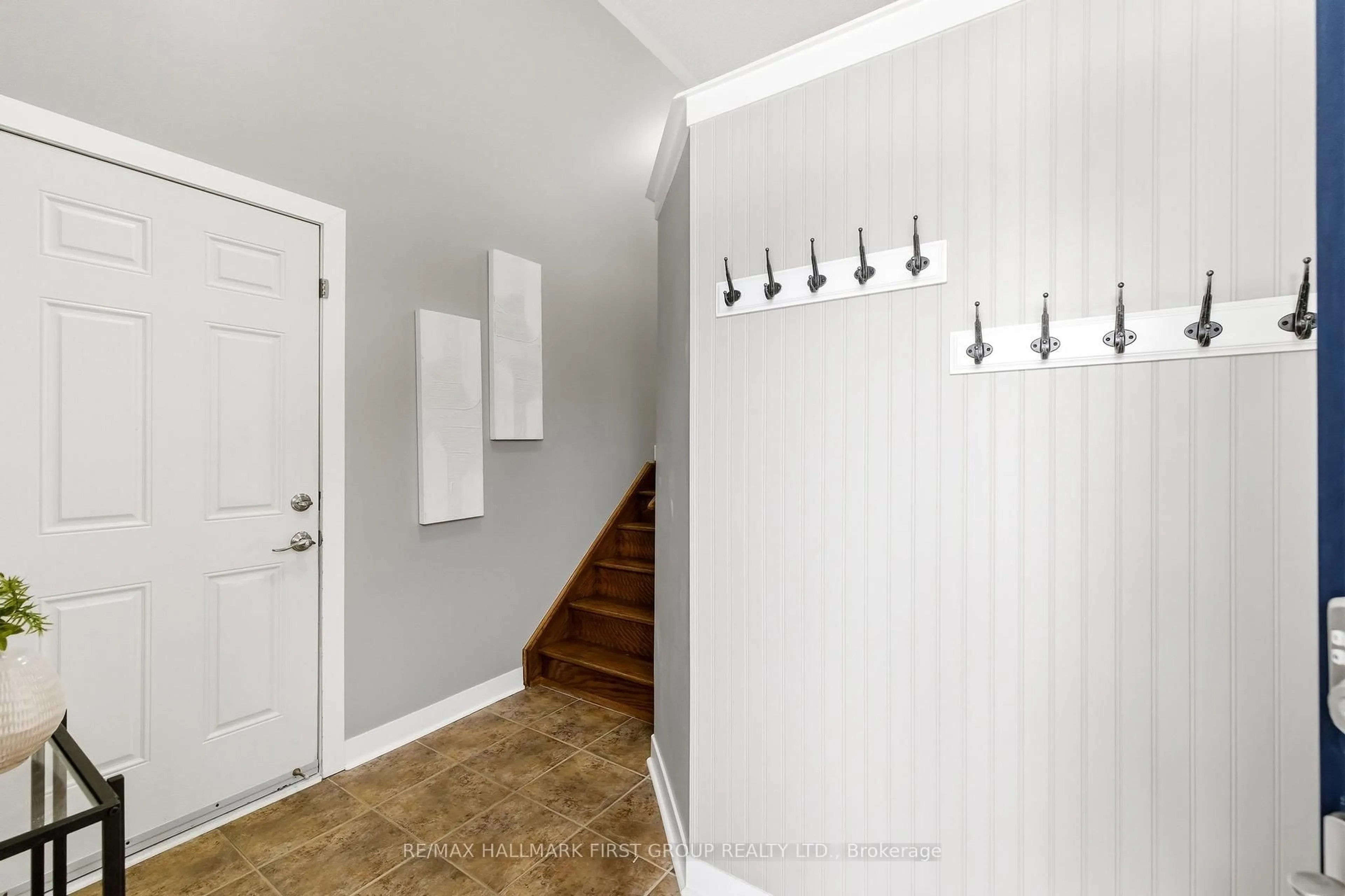 Indoor entryway for 27 Keeler Cres, Clarington Ontario L1C 0C1