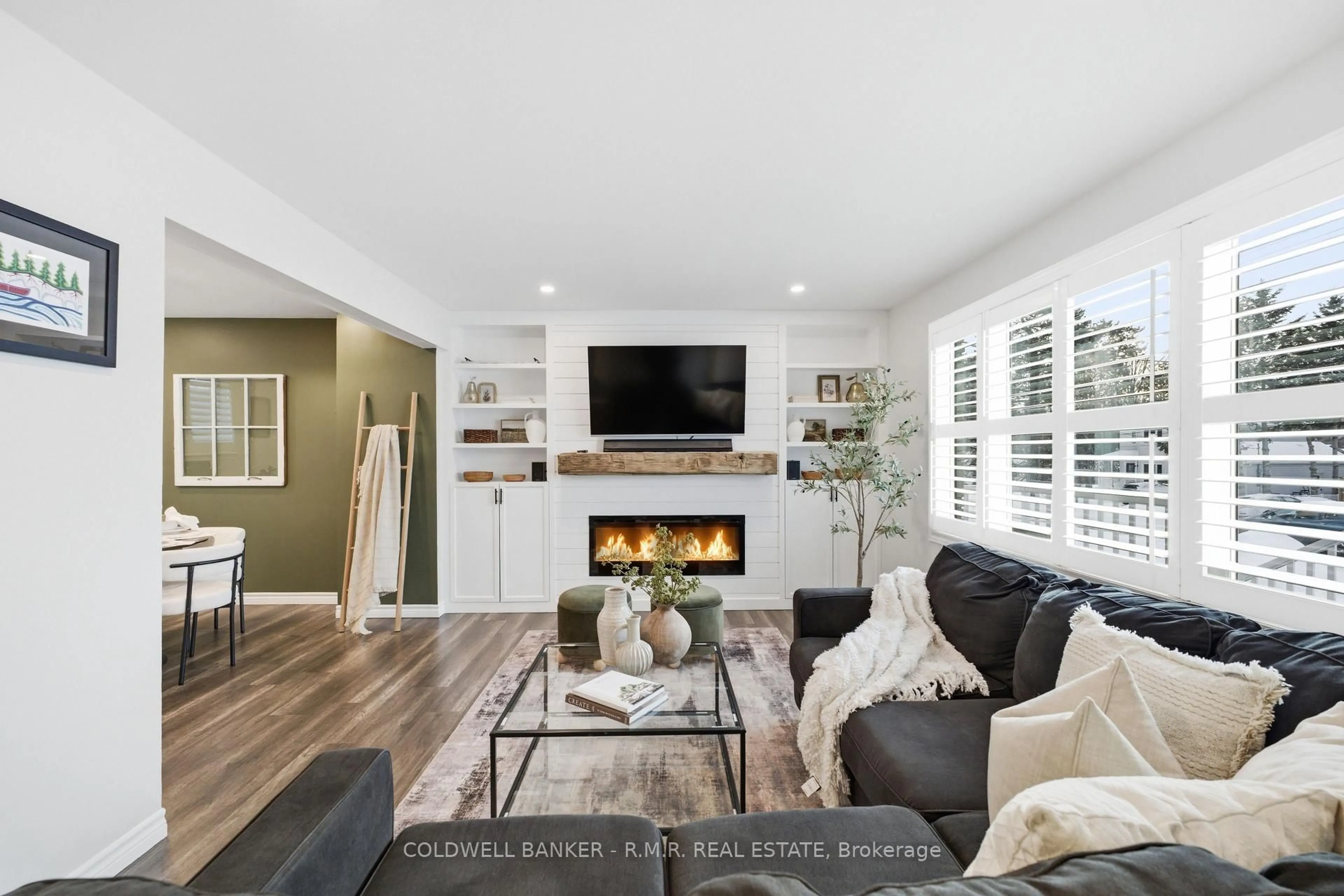 Living room with furniture, unknown for 425 Bay St, Scugog Ontario L9L 1M7