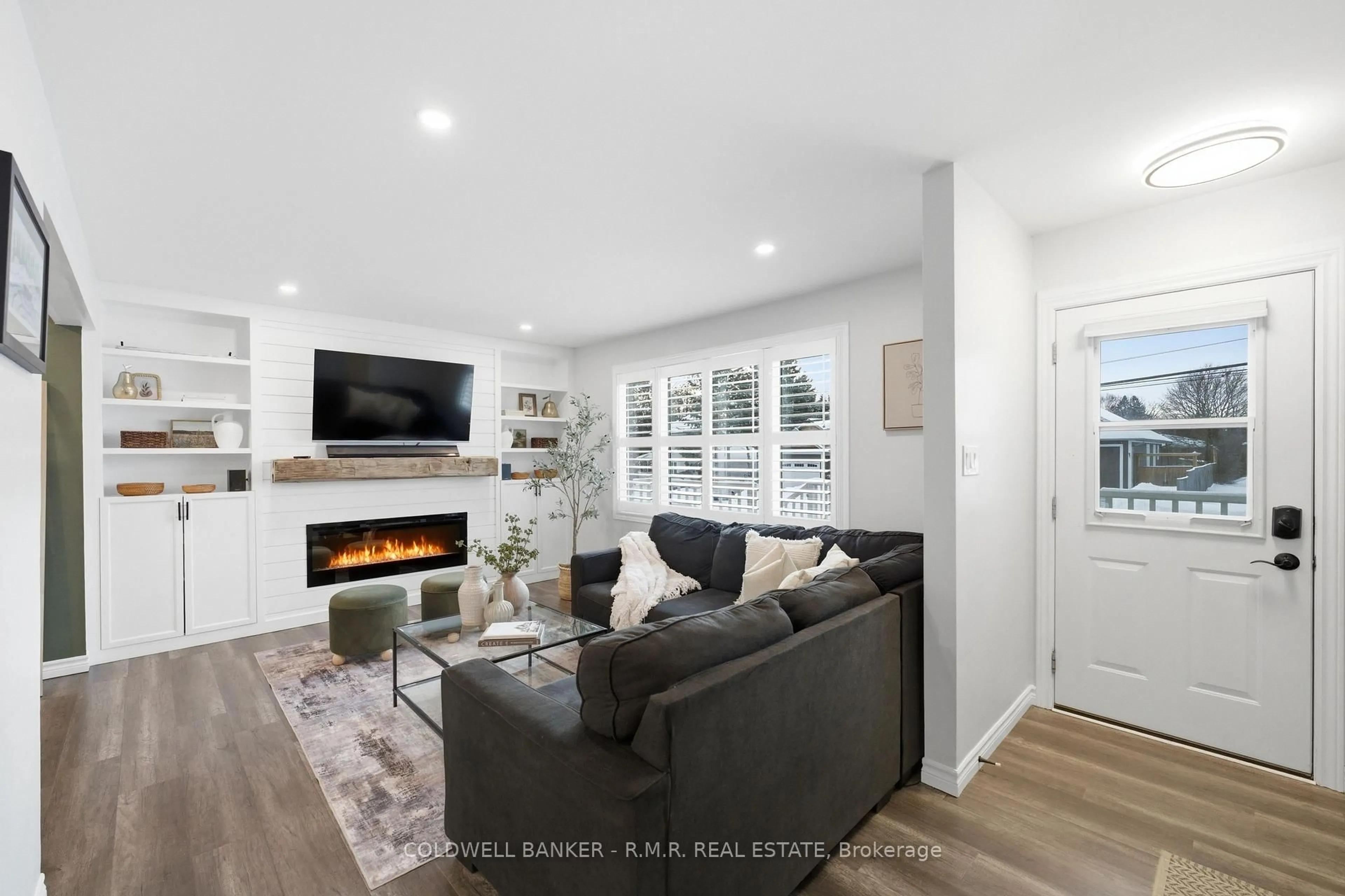 Living room with furniture, unknown for 425 Bay St, Scugog Ontario L9L 1M7