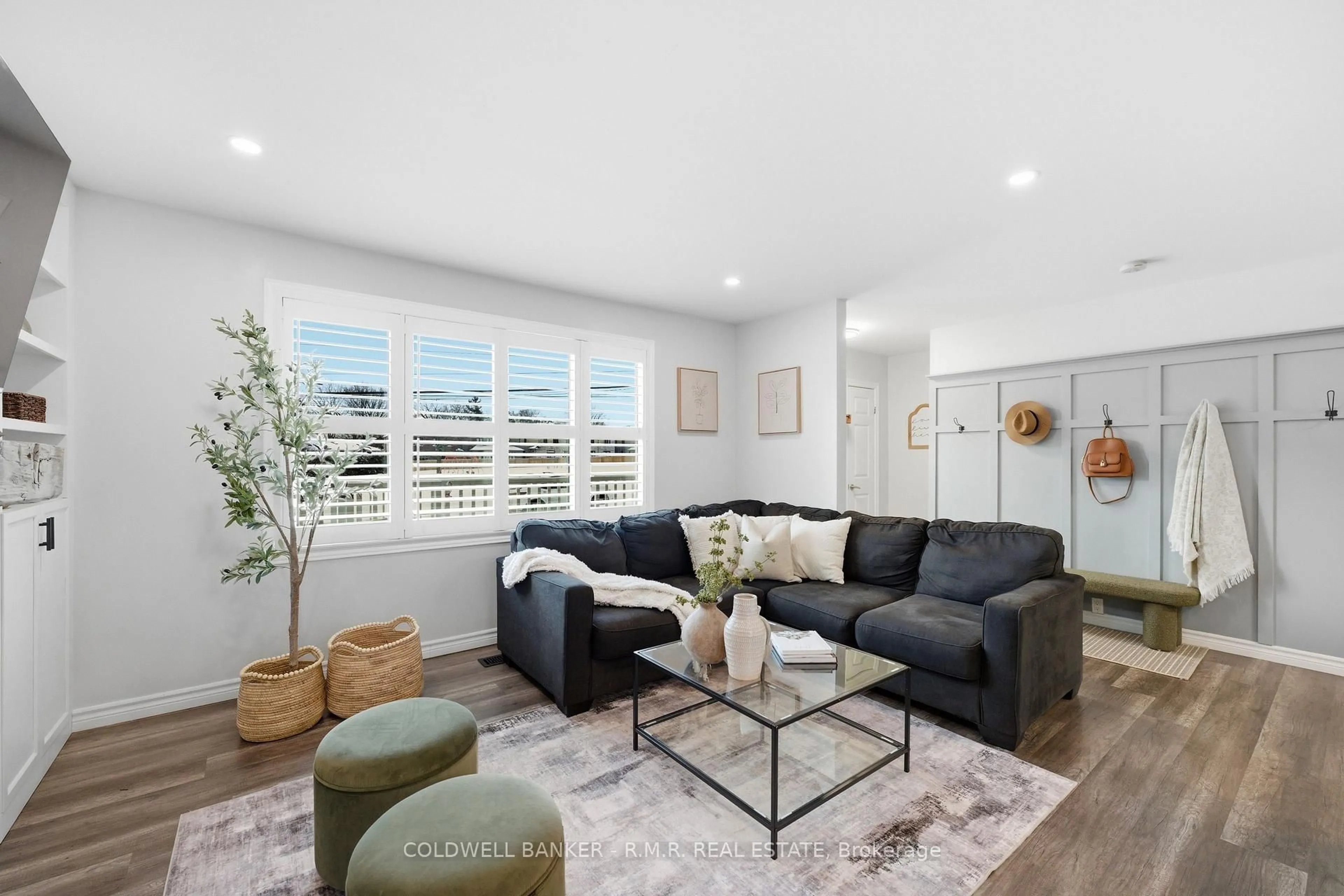 Living room with furniture, unknown for 425 Bay St, Scugog Ontario L9L 1M7