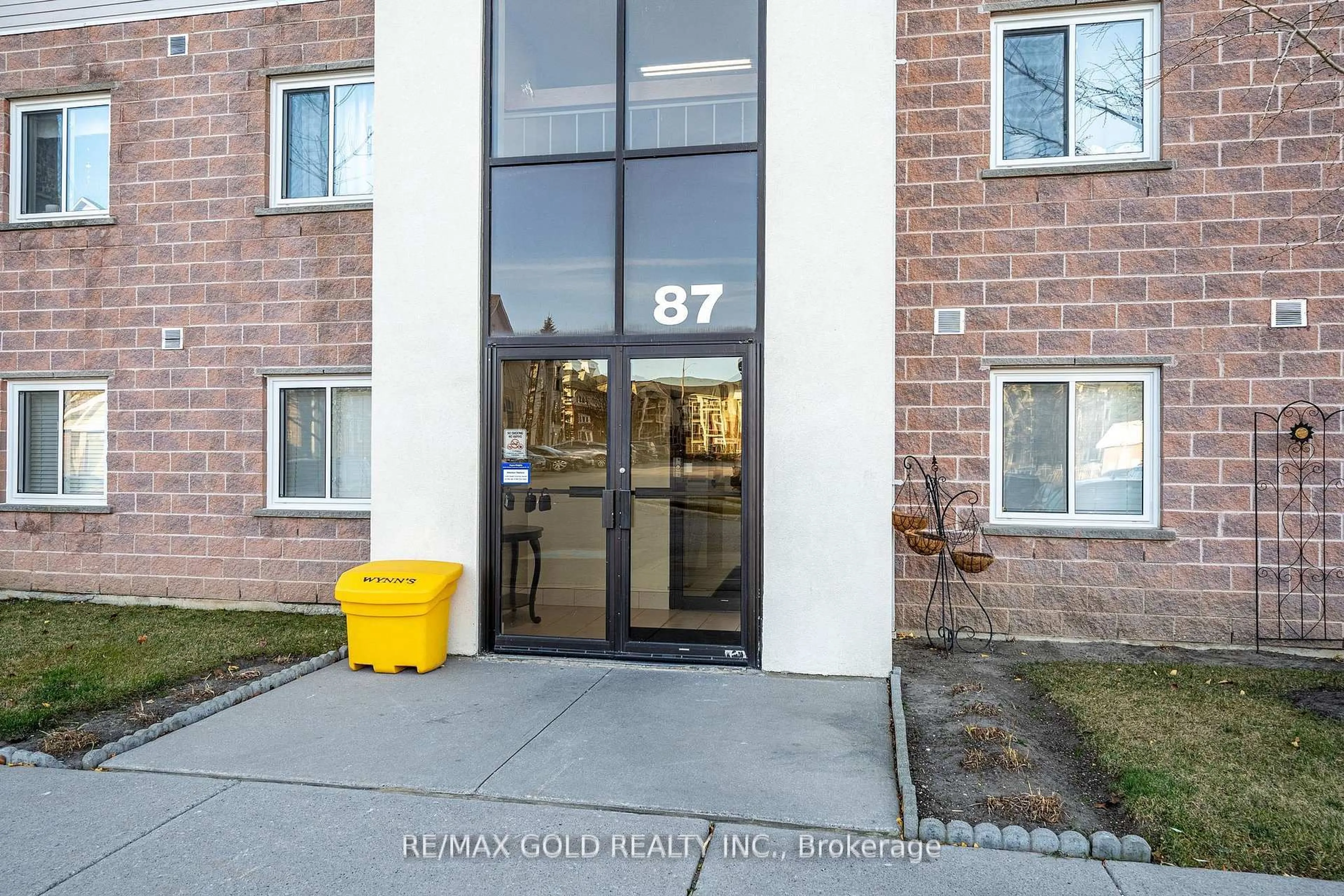 Indoor entryway for 87 Aspen Springs Dr #207, Clarington Ontario L1C 5J8
