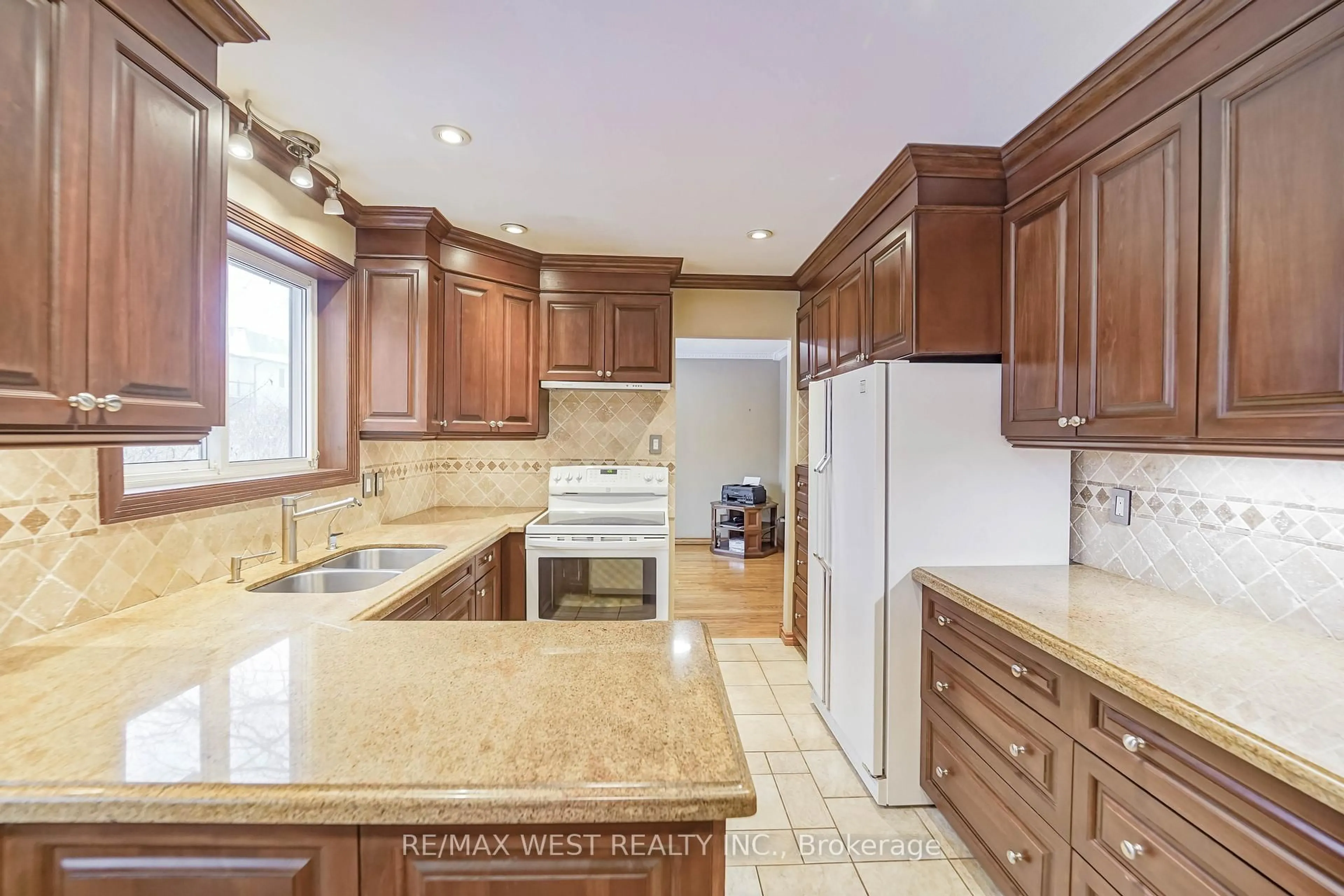 Open concept kitchen, ceramic/tile floor for 42 Belgreen Ave, Toronto Ontario M1S 1G4