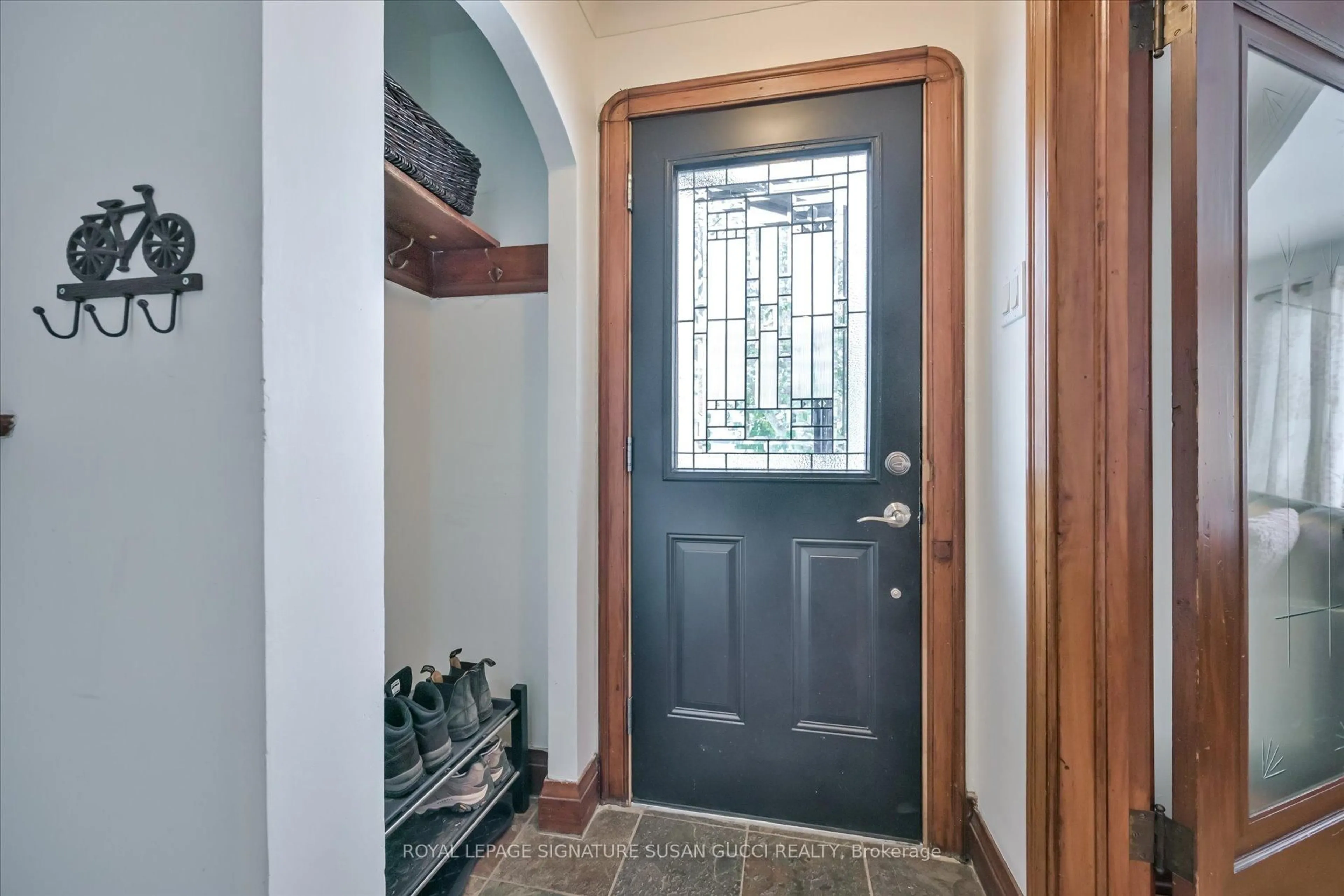 Indoor entryway for 8 Fairside Ave, Toronto Ontario M4C 3G9