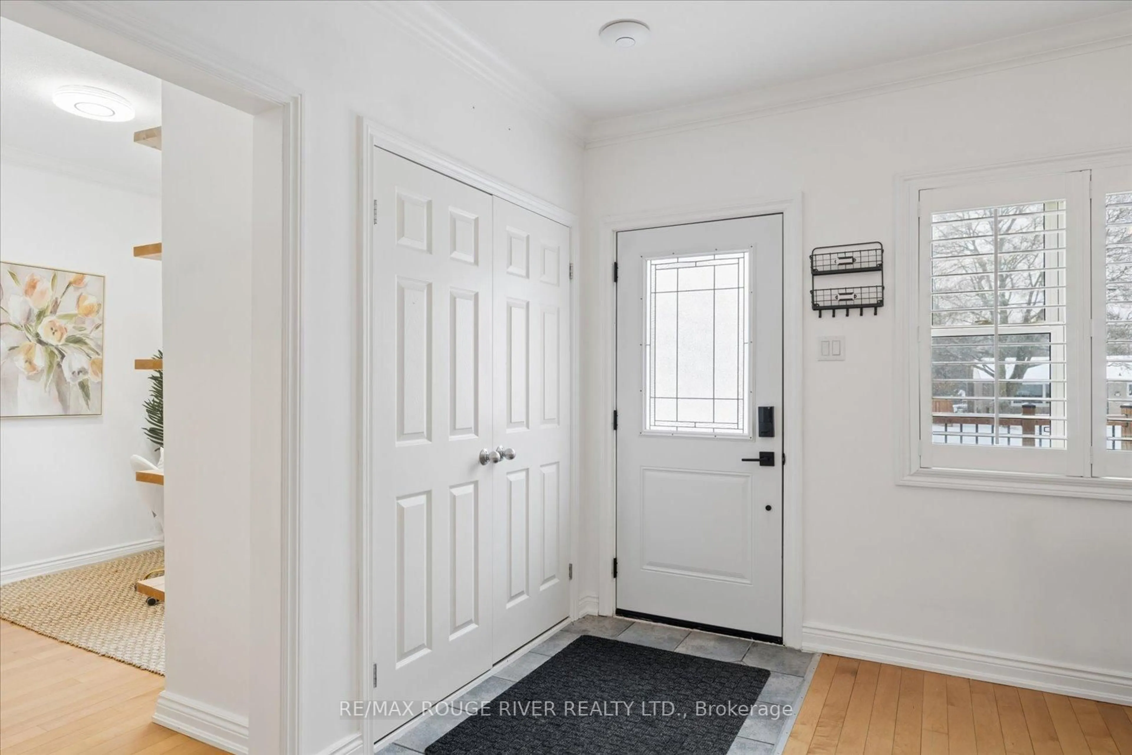 Indoor entryway for 32 Andrew St, Clarington Ontario L1B 1J3