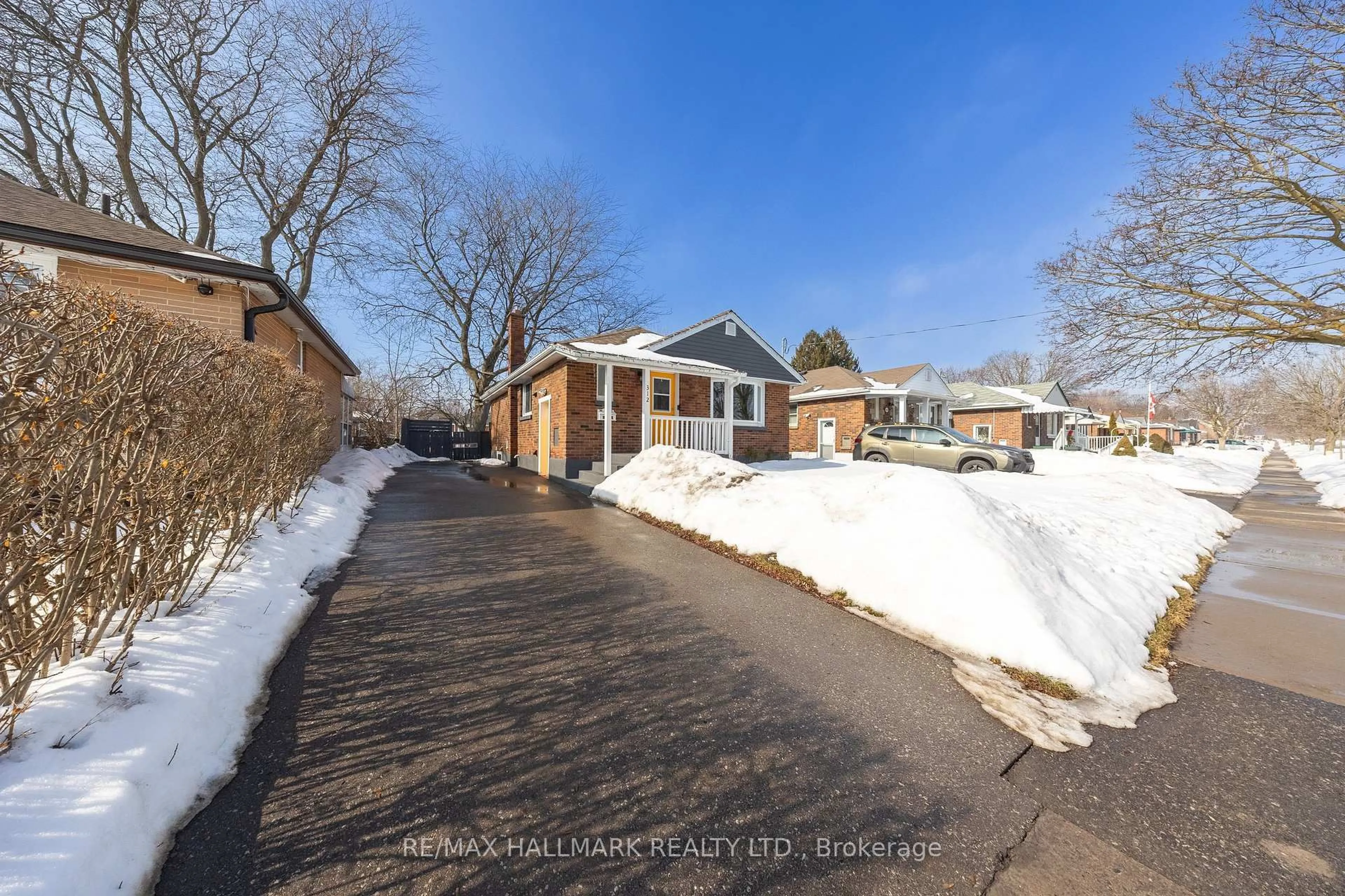 A pic from outside/outdoor area/front of a property/back of a property/a pic from drone, street for 312 Cadillac Ave, Oshawa Ontario L1H 5Z8